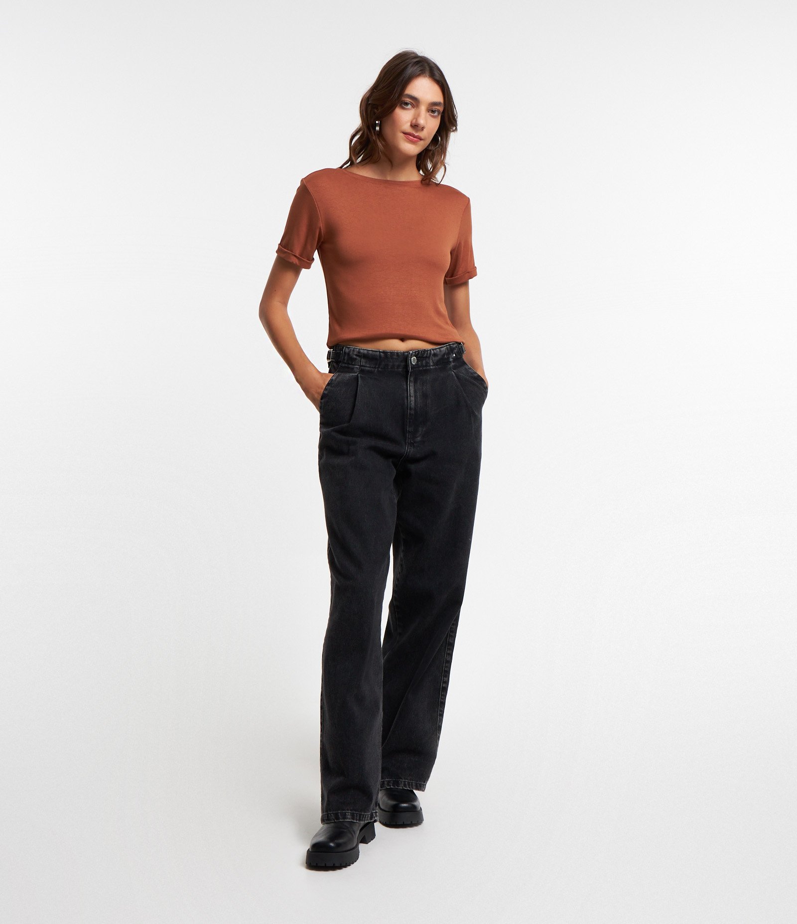 Blusa Básica em Viscose com Manga Dobrada Caramelo 2