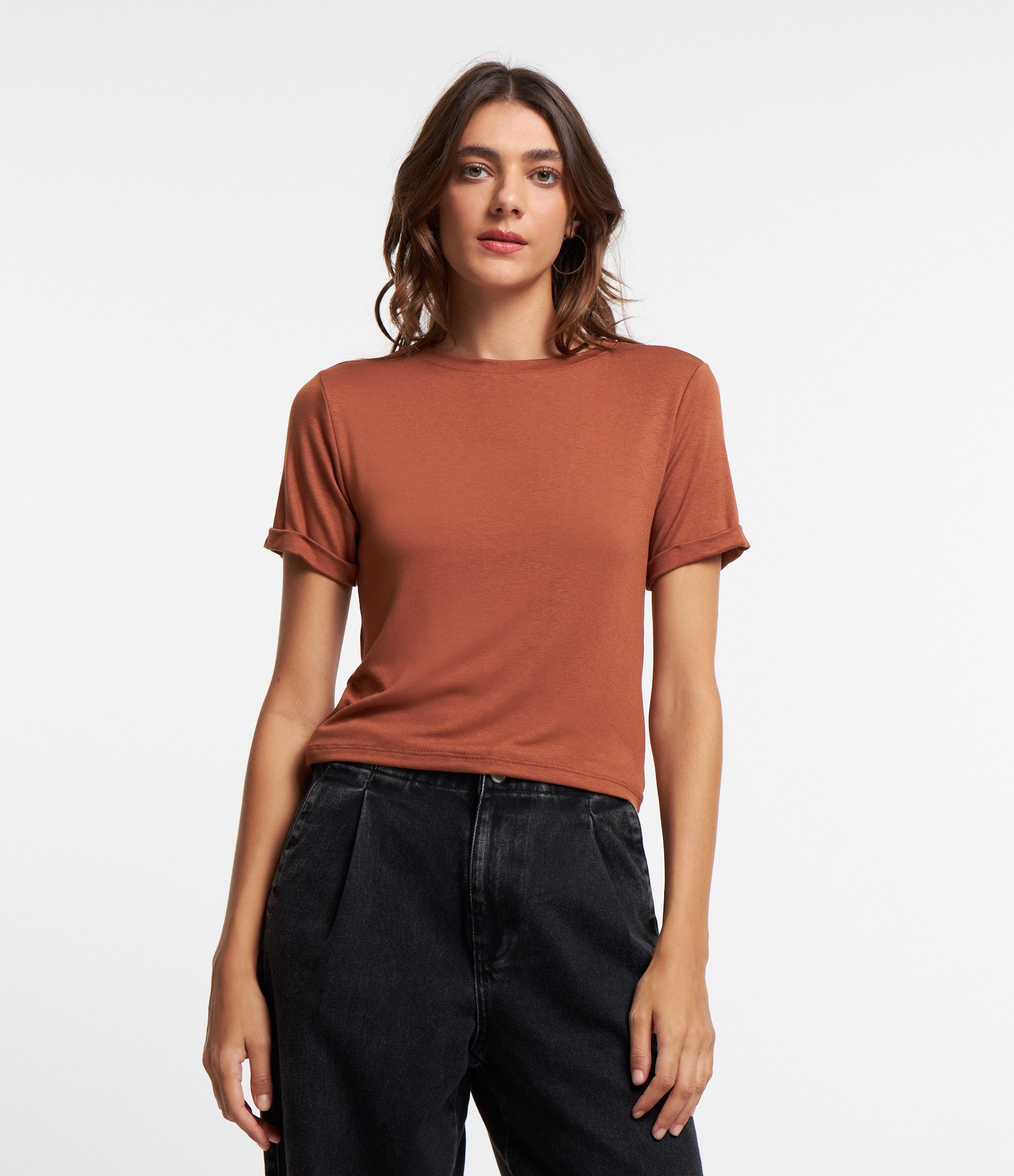 Blusa Básica em Viscose com Manga Dobrada Caramelo 4