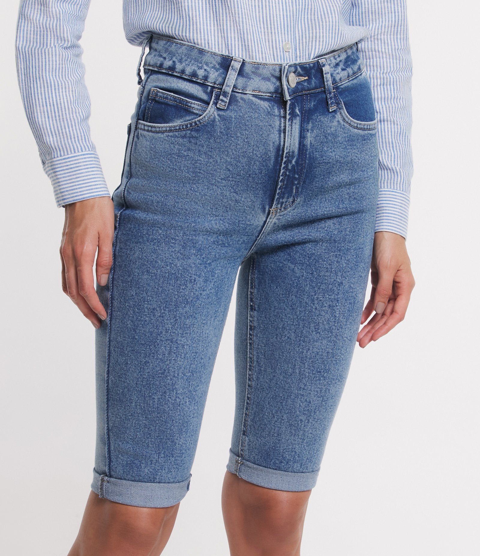 Bermuda em Jeans com Bolsos e Barra Dobrada Azul Índigo 2