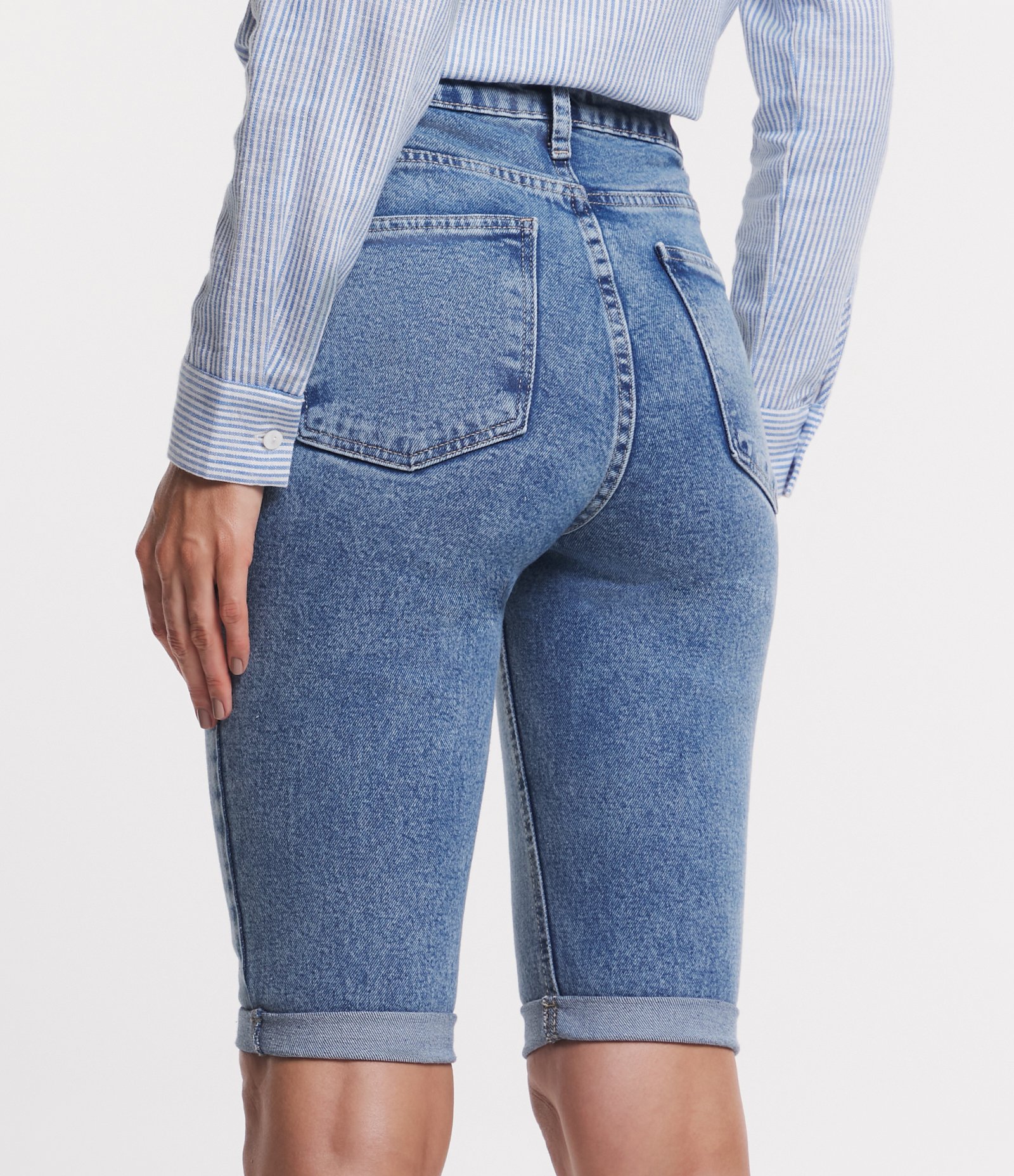 Bermuda em Jeans com Bolsos e Barra Dobrada Azul Índigo 3