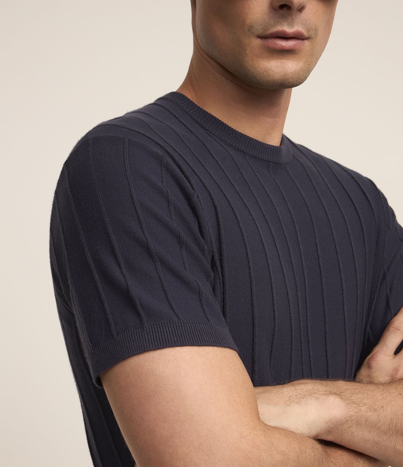 Camiseta Slim em Tricô com Relevos Verticais Azul Marinho 4