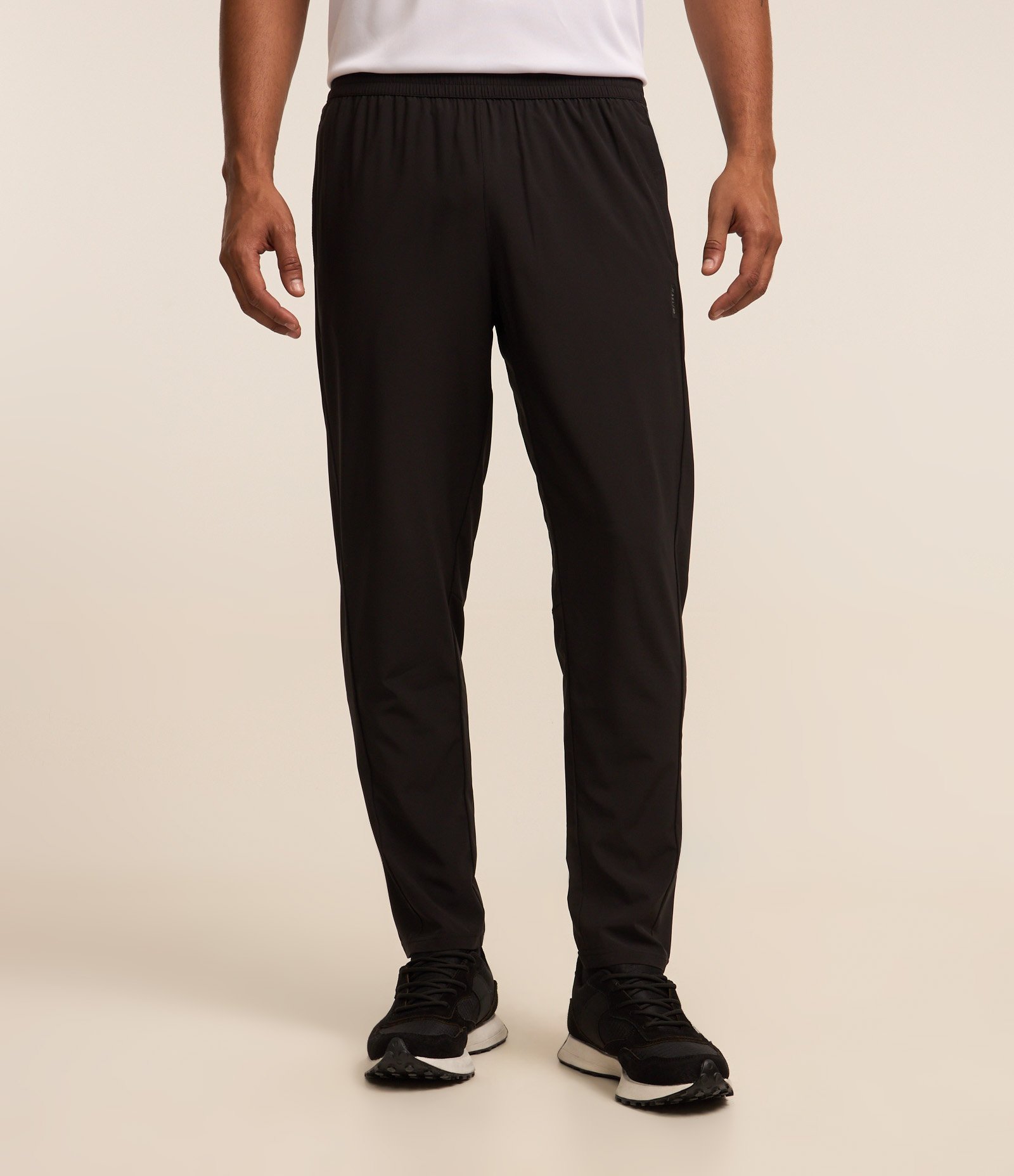 Calça Esportiva com Cós Elástico e Bolsos Preto 2
