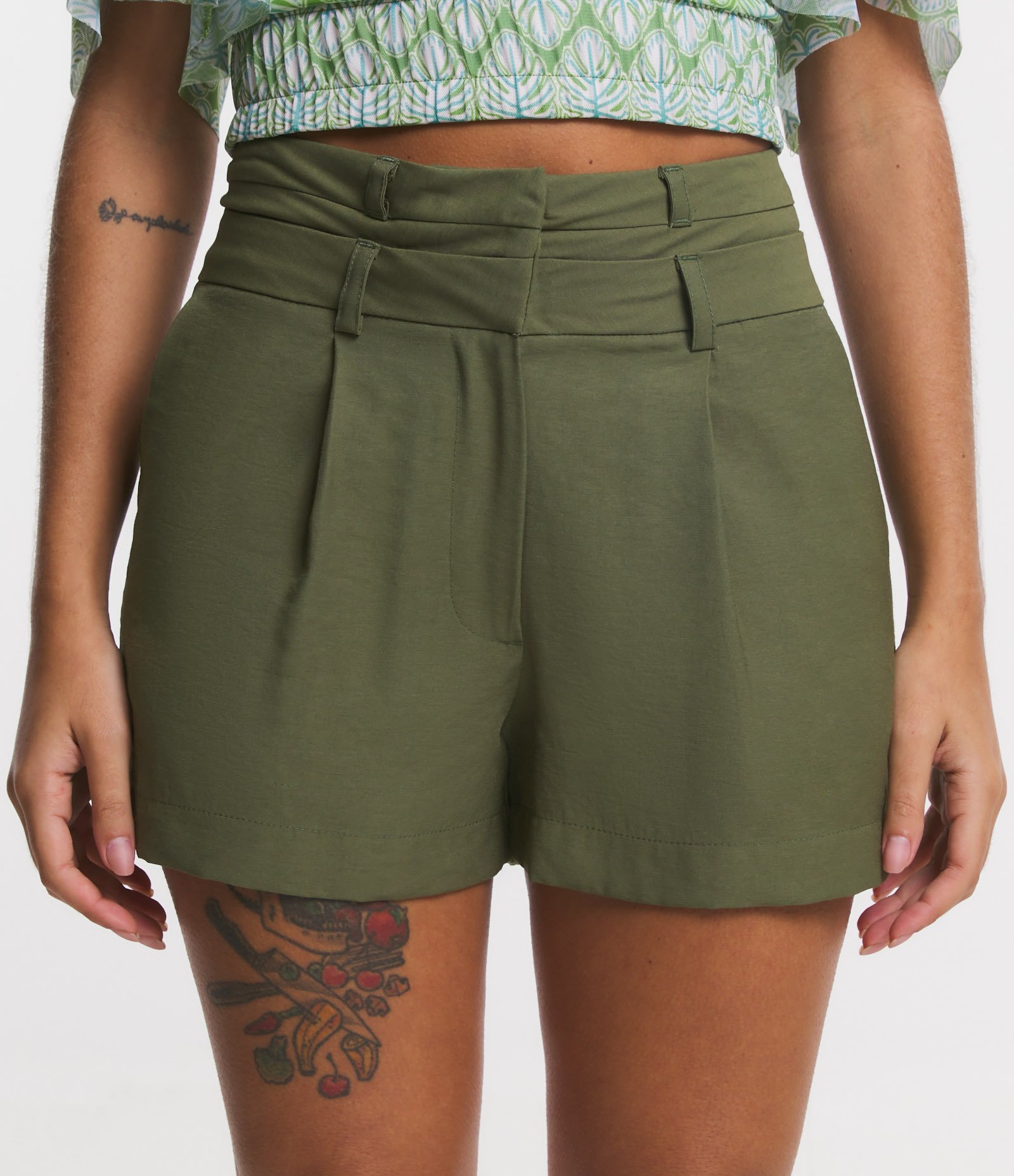 Bermuda em Alfaiataria com Cós Duplo e Pregas Verde 2