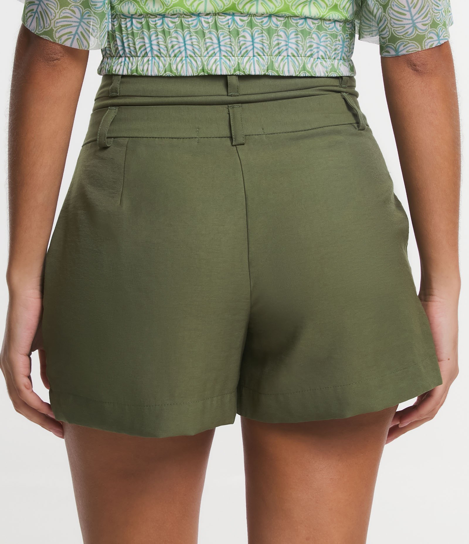 Bermuda em Alfaiataria com Cós Duplo e Pregas Verde 3