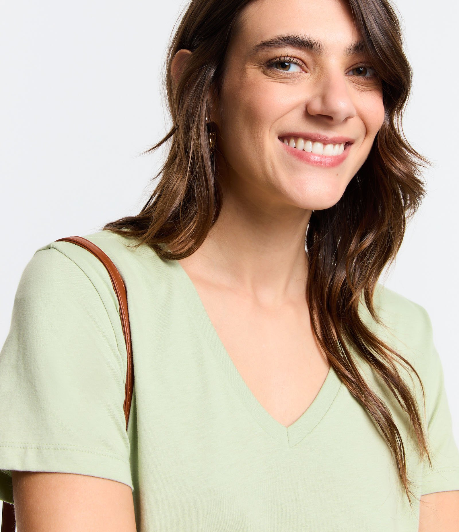 Blusa Básica em Algodão Peruano com Decote V Verde Claro 4