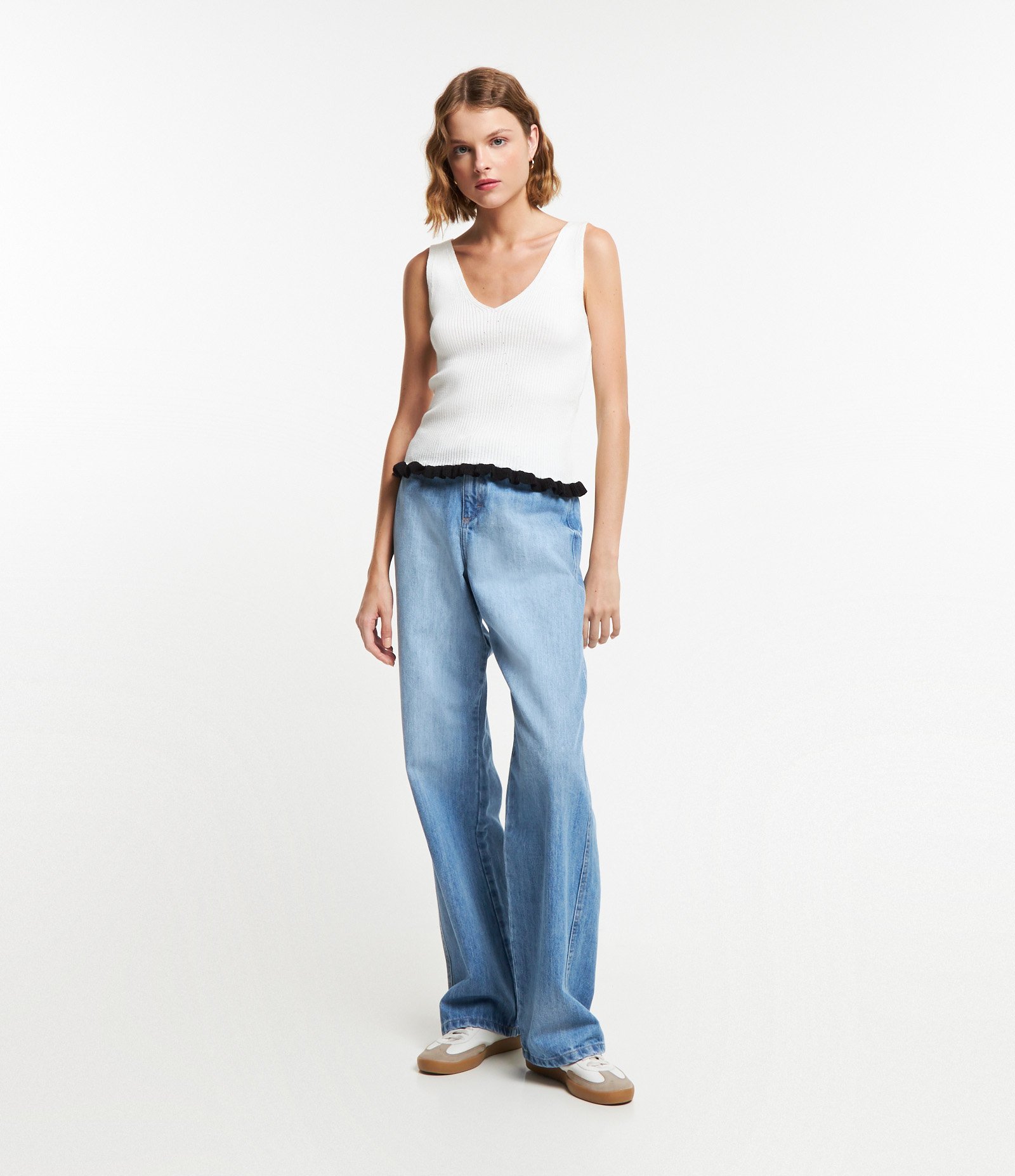 Blusa Regata em Tricô Texturizada e Barra com Frufru Contrastante Branco 2