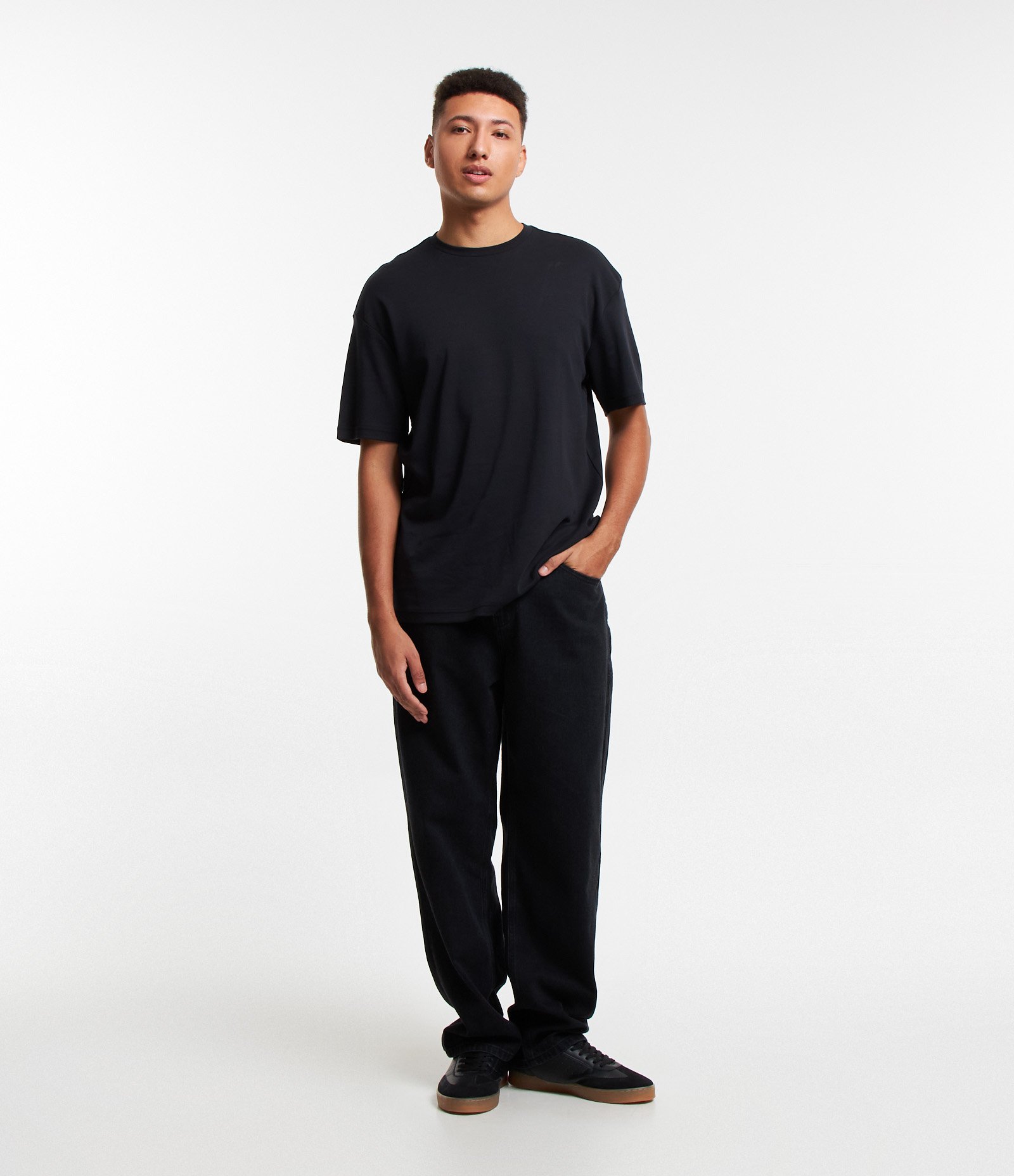 Camiseta Relaxed Básica em Algodão Malhão Preto 2