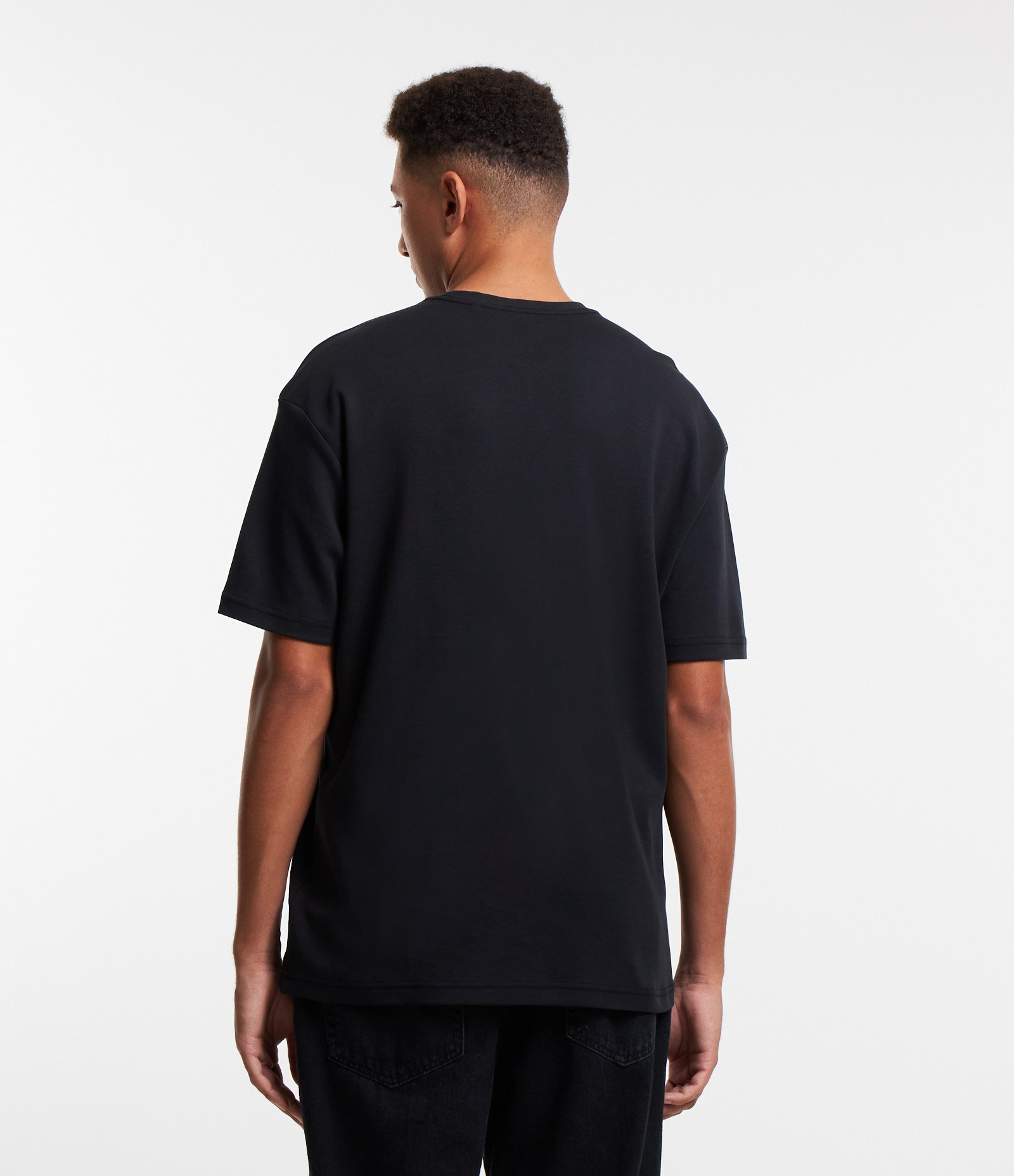 Camiseta Relaxed Básica em Algodão Malhão Preto 3