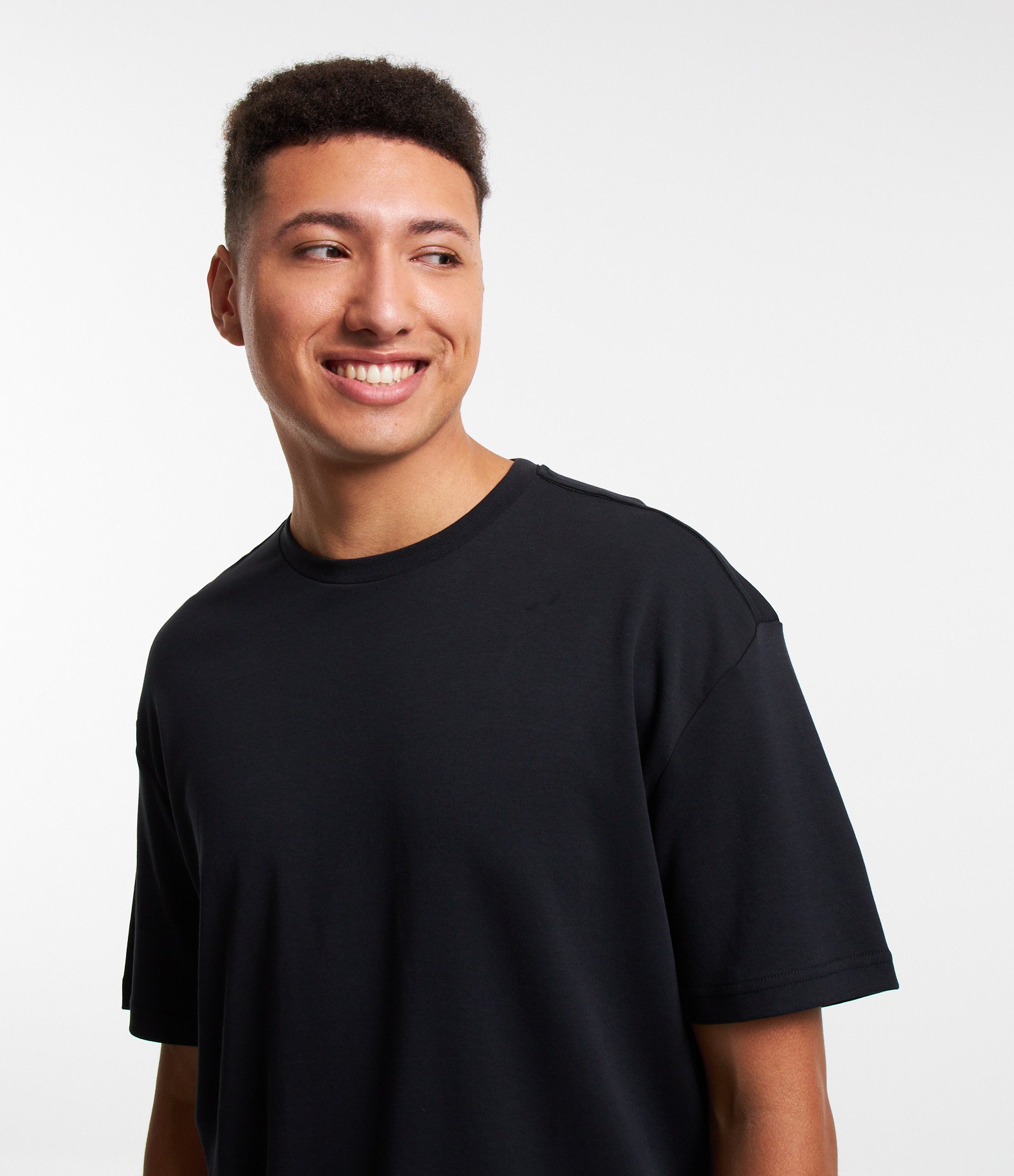 Camiseta Relaxed Básica em Algodão Malhão Preto 4