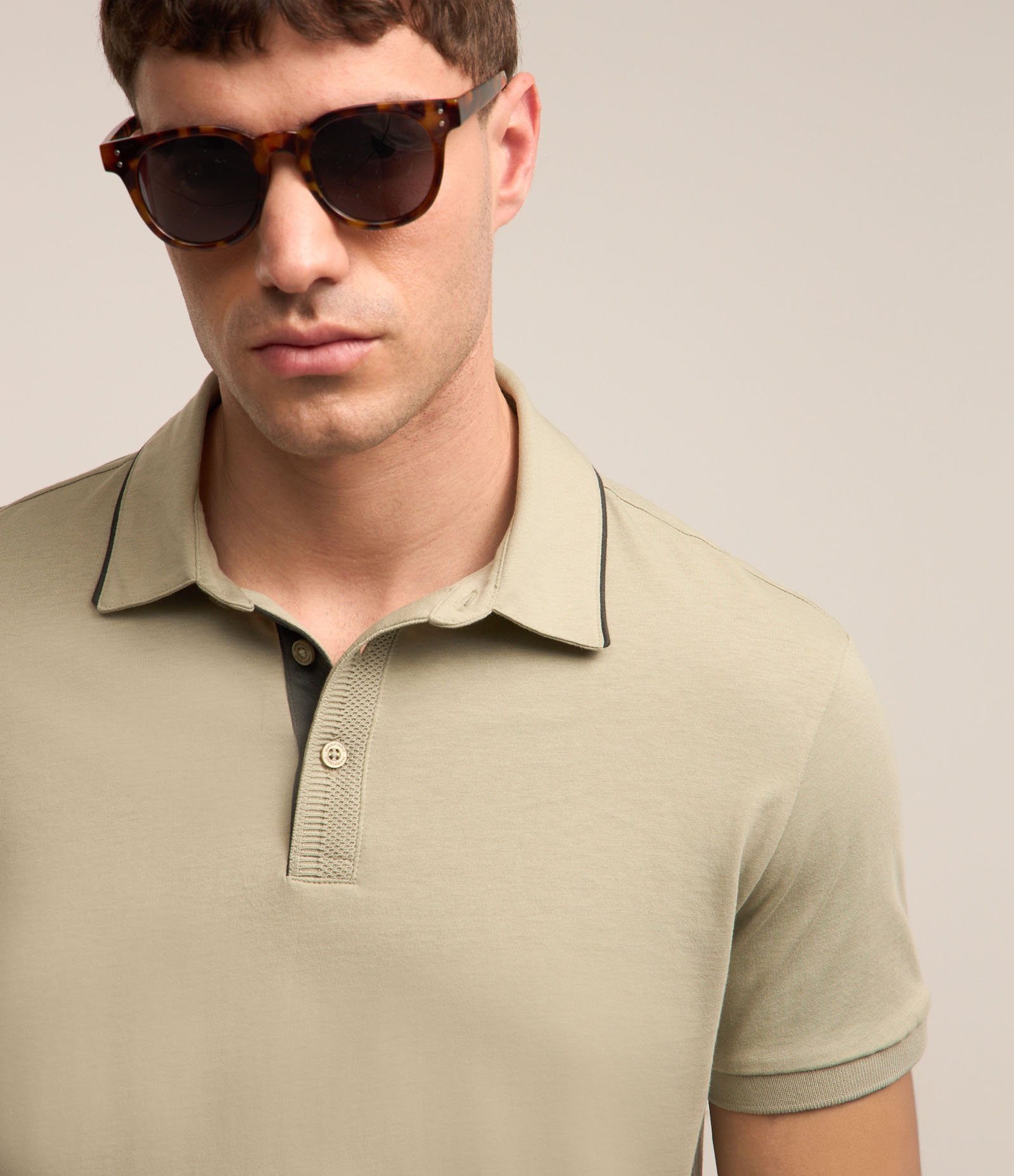 Camisa Polo Regular em Algodão Peruano com Detalhe Contrastante na Gola Verde Acinzentado 1