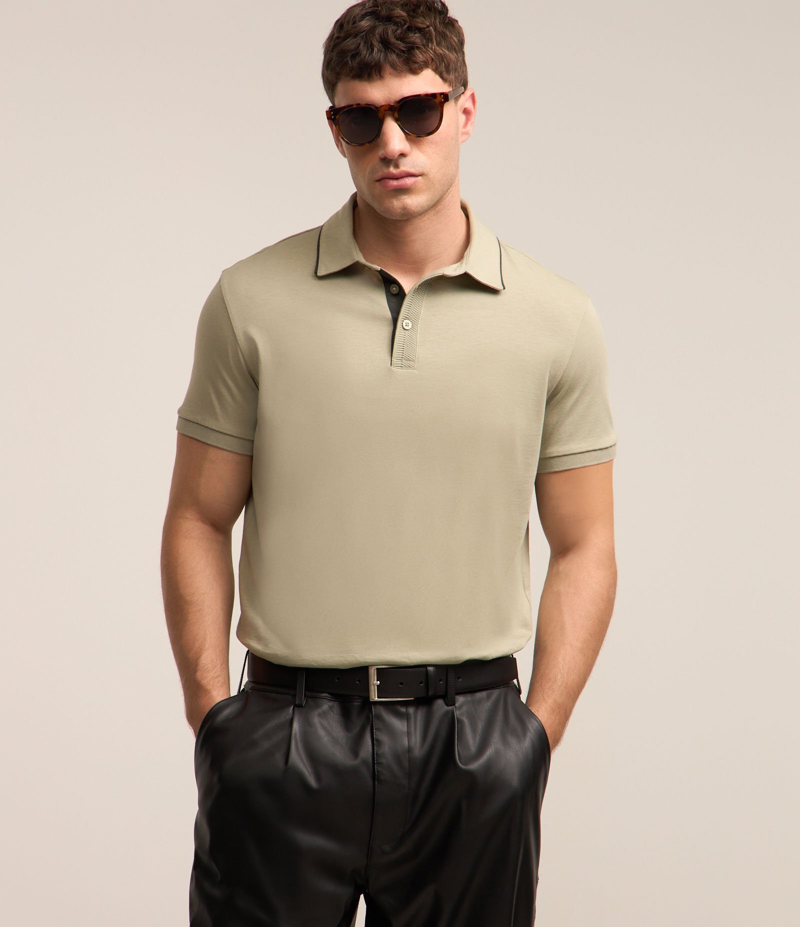 Camisa Polo Regular em Algodão Peruano com Detalhe Contrastante na Gola Verde Acinzentado 2