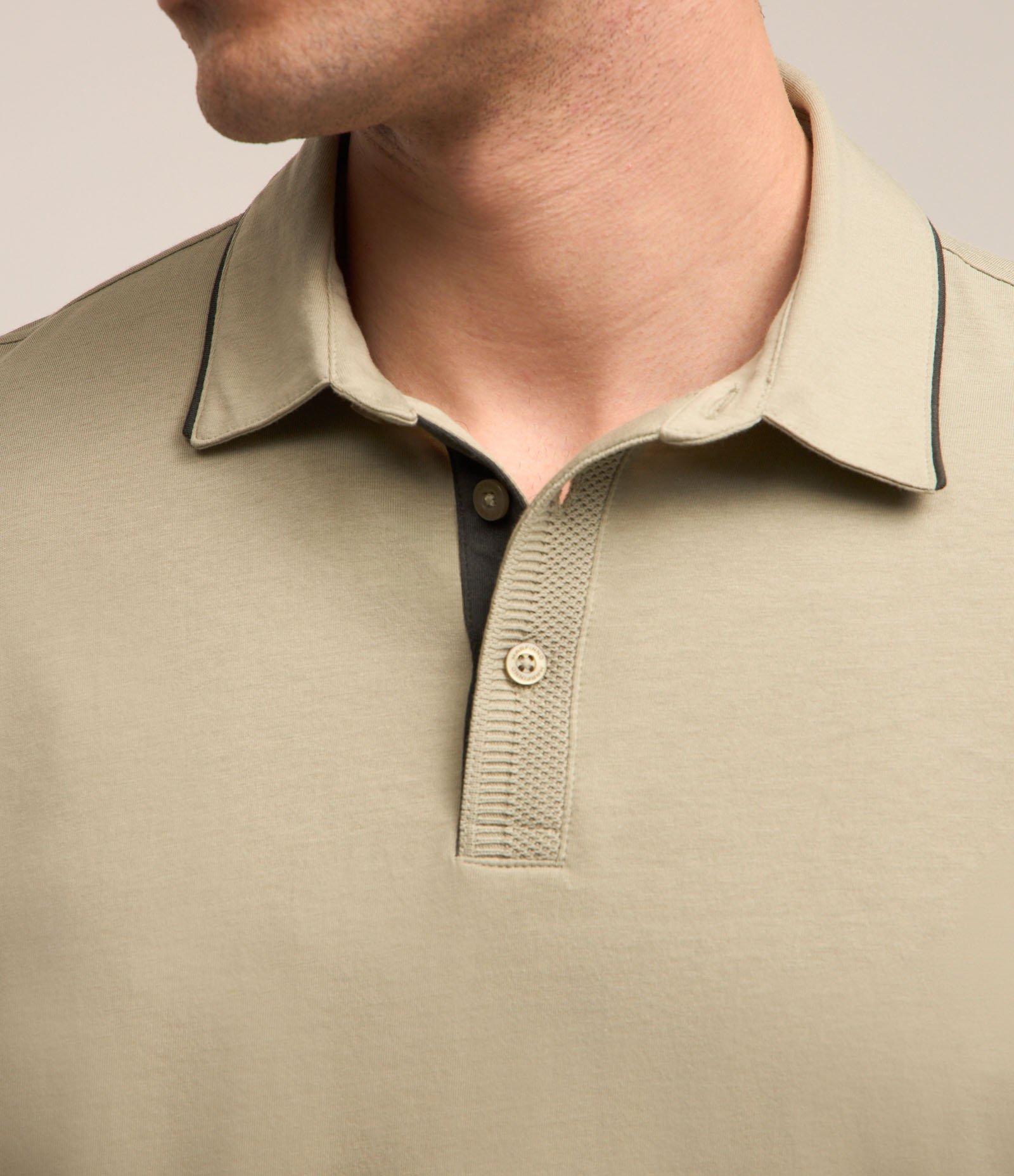 Camisa Polo Regular em Algodão Peruano com Detalhe Contrastante na Gola Verde Acinzentado 4