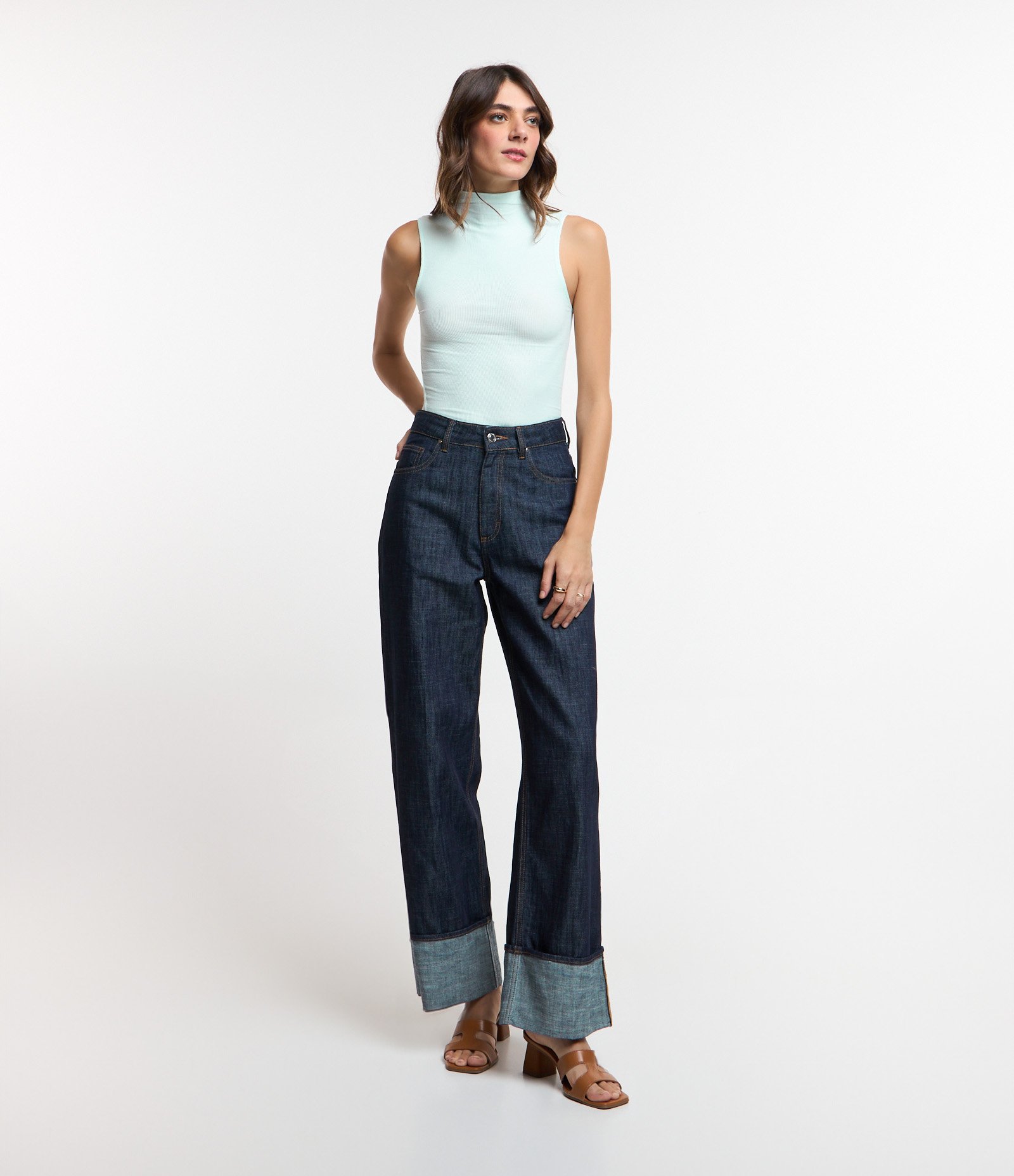 Blusa Sem Manga em Viscose com Gola Alta e Textura Canelada 2