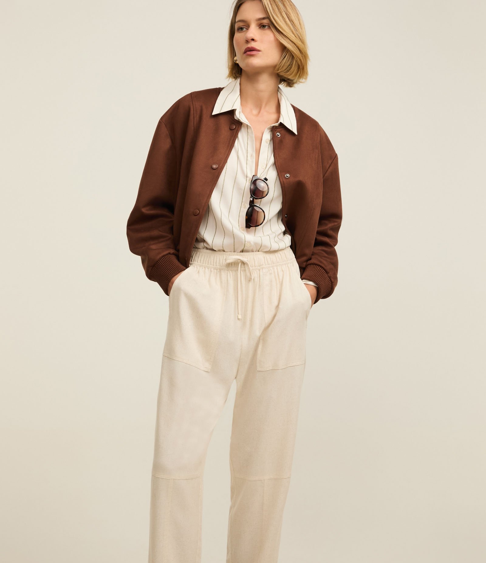 Calça Fluída Cenoura em Viscolinho com Recortes e Cós Elástico Bege 1