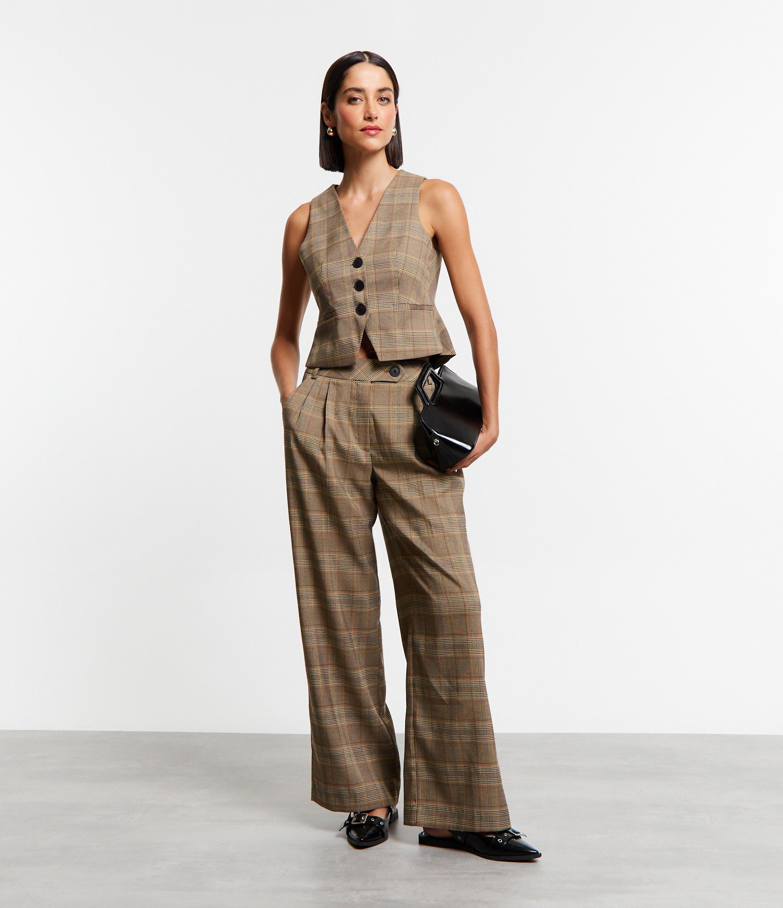 Calça Reta Alfaiatada com Fechamento no Cós e Estampa Xadrez Marrom 1