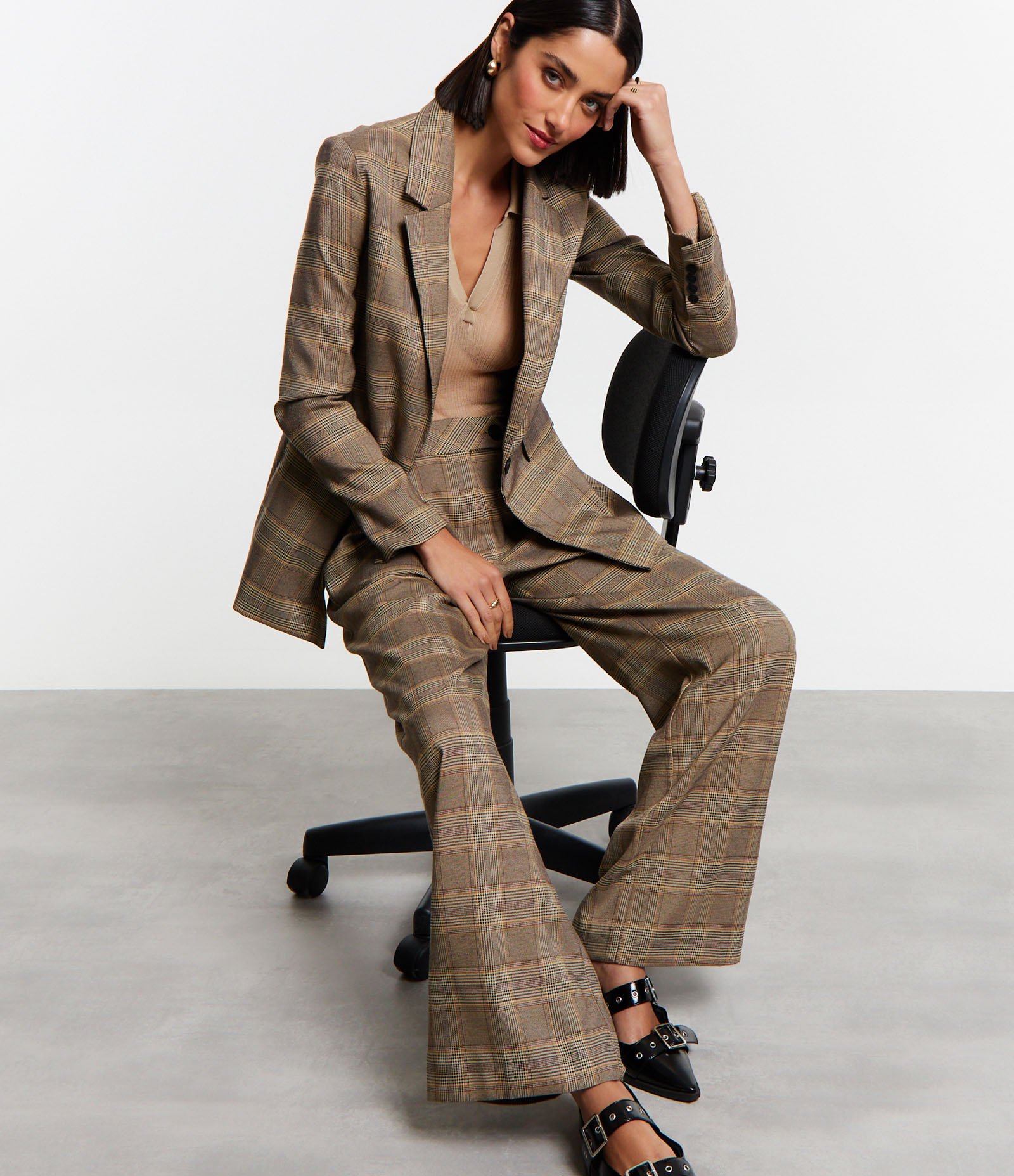 Calça Reta Alfaiatada com Fechamento no Cós e Estampa Xadrez Marrom 2