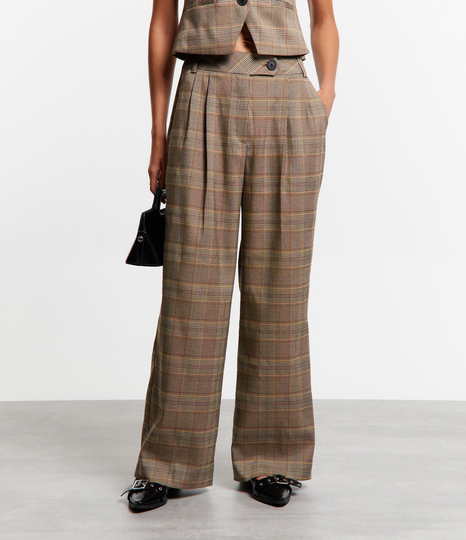 Calça Reta Alfaiatada com Fechamento no Cós e Estampa Xadrez Marrom 3