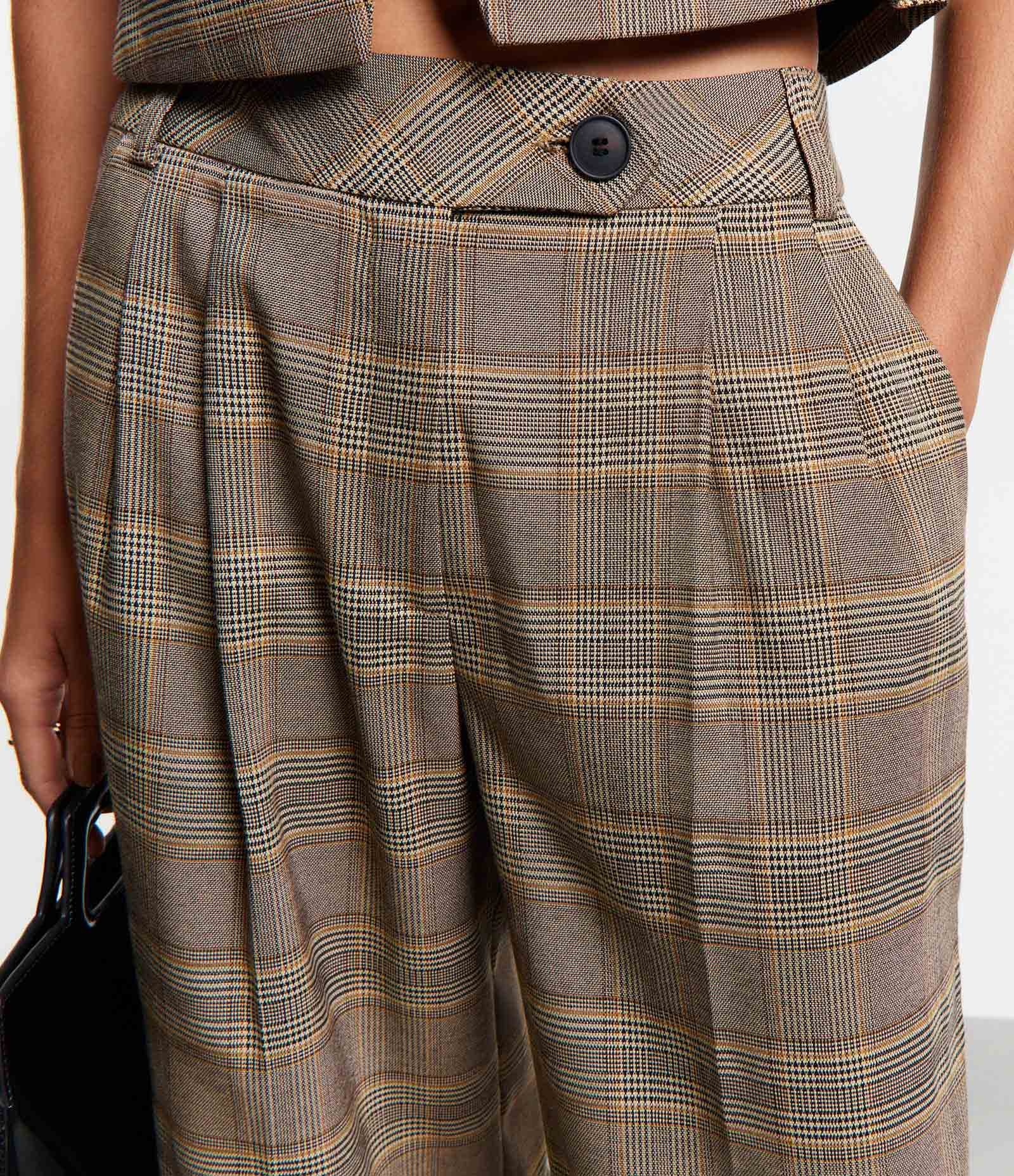 Calça Reta Alfaiatada com Fechamento no Cós e Estampa Xadrez Marrom 4