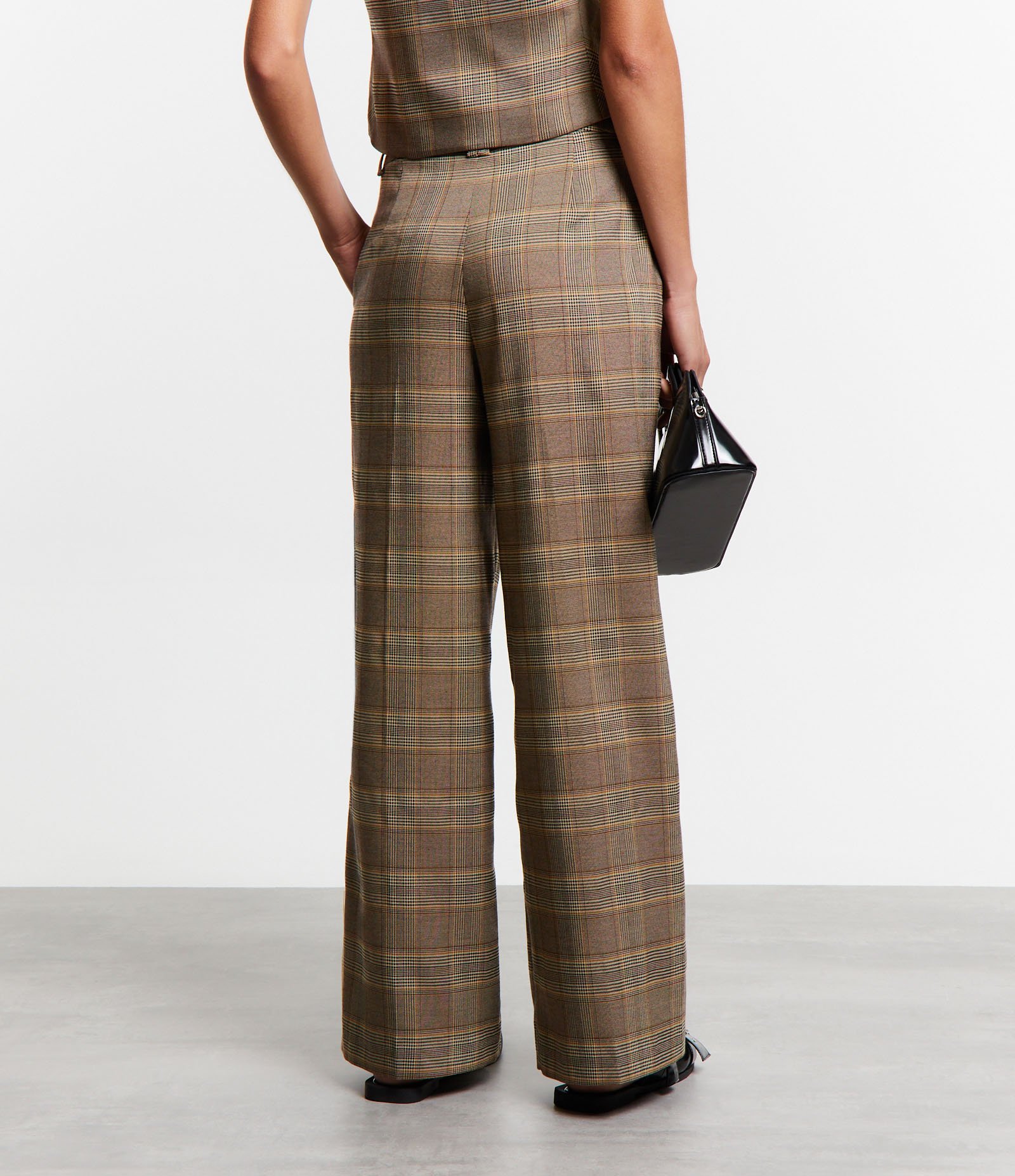 Calça Reta Alfaiatada com Fechamento no Cós e Estampa Xadrez Marrom 5