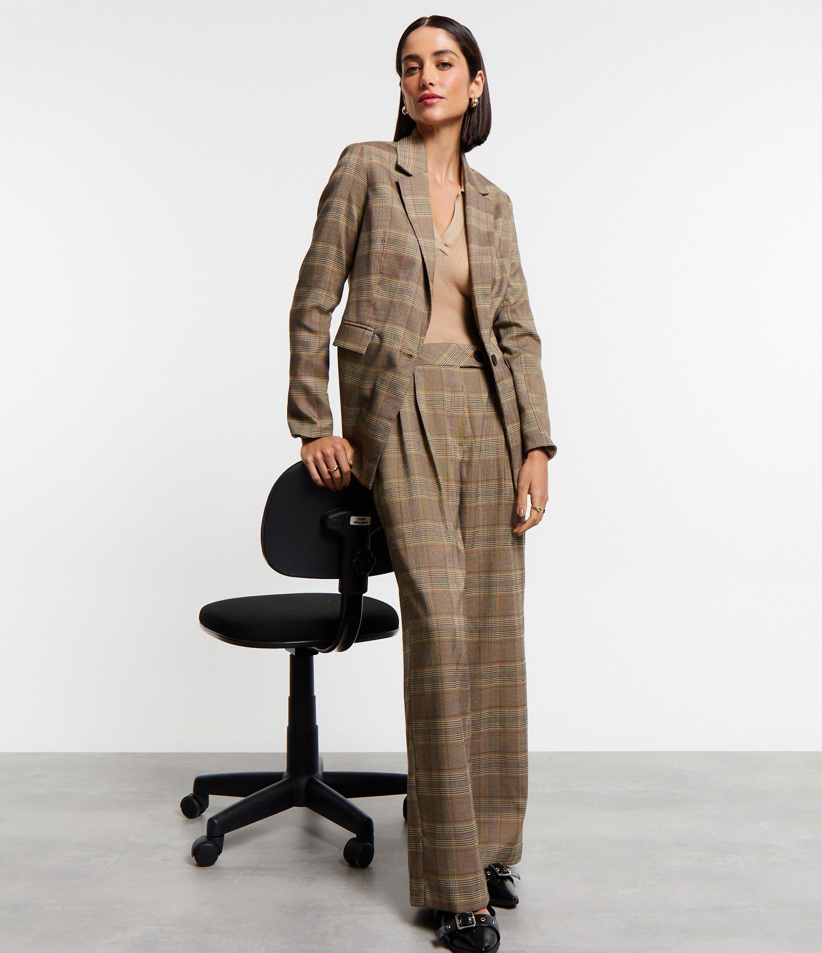 Calça Reta Alfaiatada com Fechamento no Cós e Estampa Xadrez Marrom 6