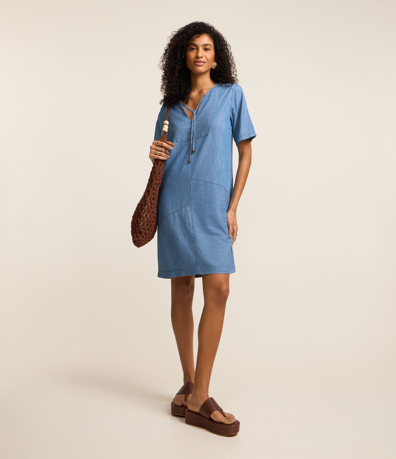 Vestido em Jeans Decote com Amarração e Detalhes em Recortes Azul 2