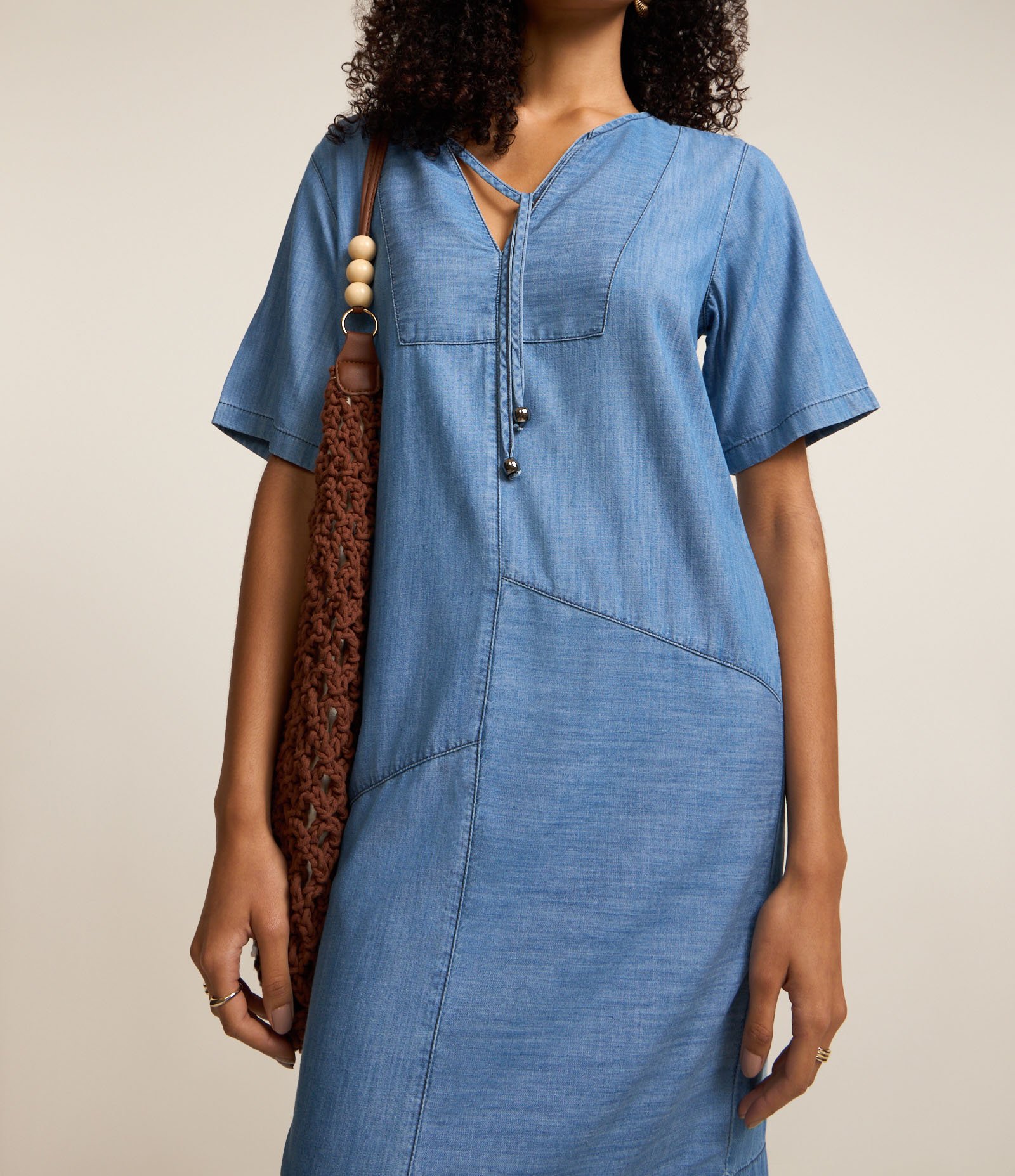 Vestido em Jeans Decote com Amarração e Detalhes em Recortes Azul 4