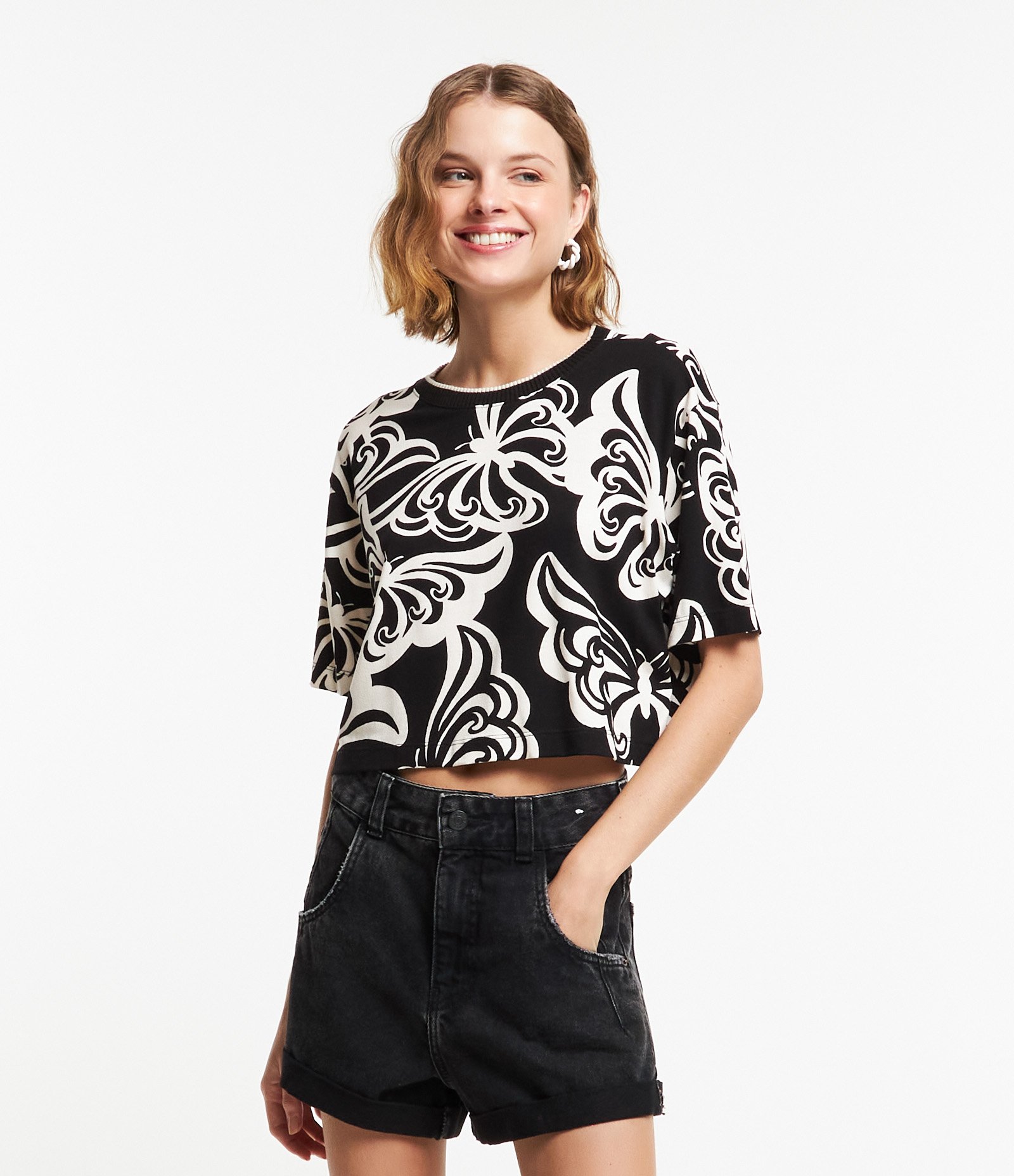 Blusa Cropped Manga Curta em Crepe com Borboletas Estampadas Preto 1