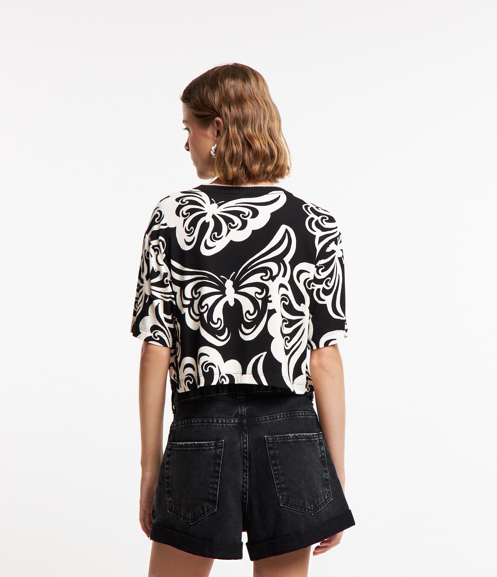 Blusa Cropped Manga Curta em Crepe com Borboletas Estampadas Preto 3