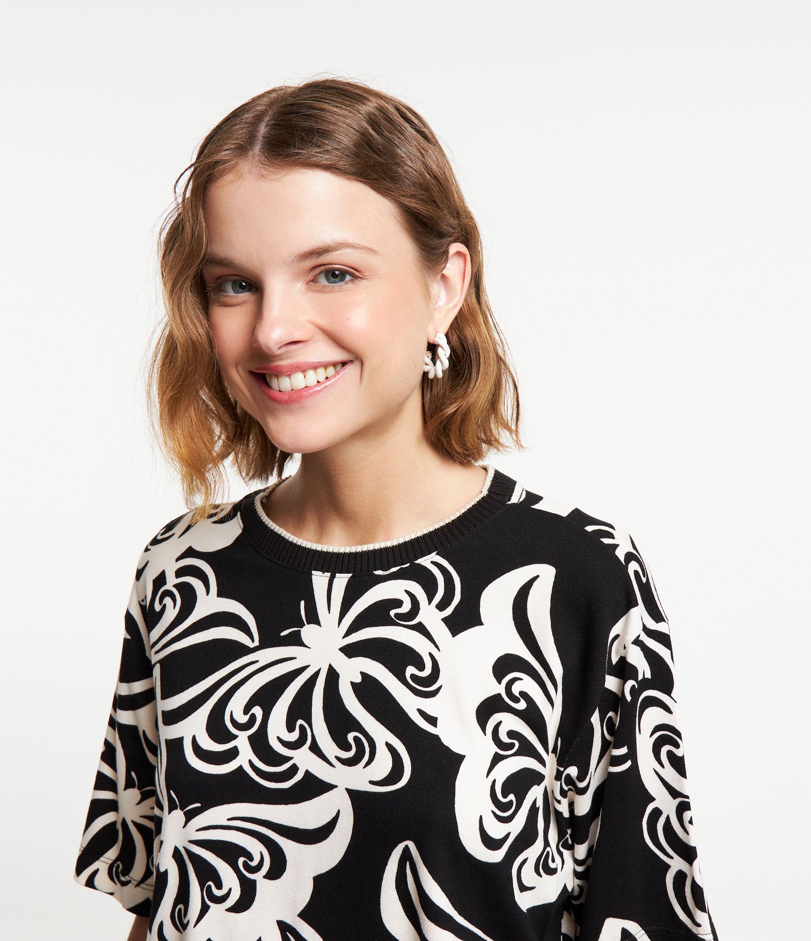 Blusa Cropped Manga Curta em Crepe com Borboletas Estampadas Preto 4