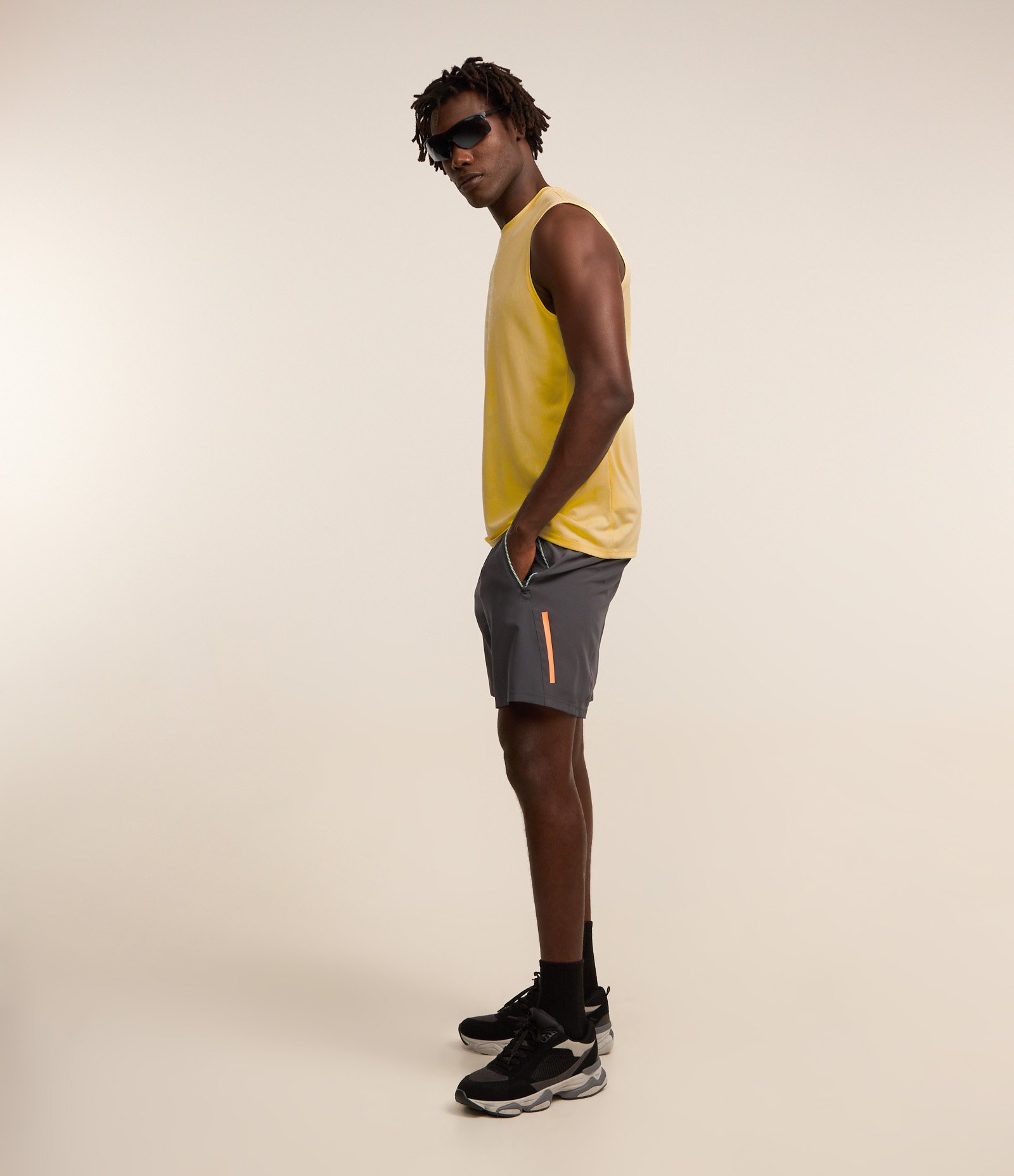 Bermuda Esportiva com Blocos de Cor e Bolsos com Zíper Cinza 1