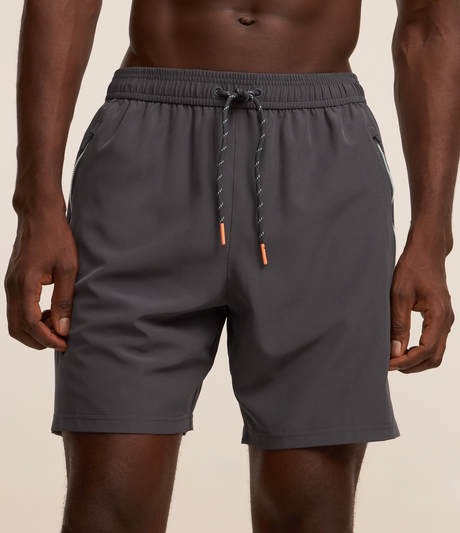 Bermuda Esportiva com Blocos de Cor e Bolsos com Zíper Cinza 2