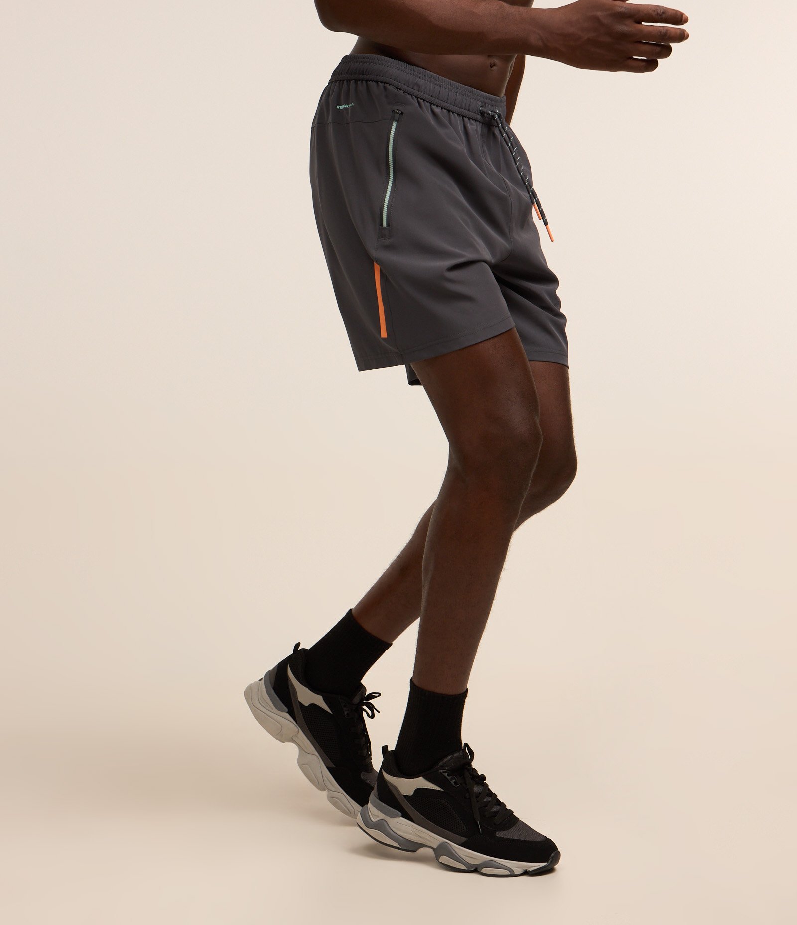 Bermuda Esportiva com Blocos de Cor e Bolsos com Zíper Cinza 4