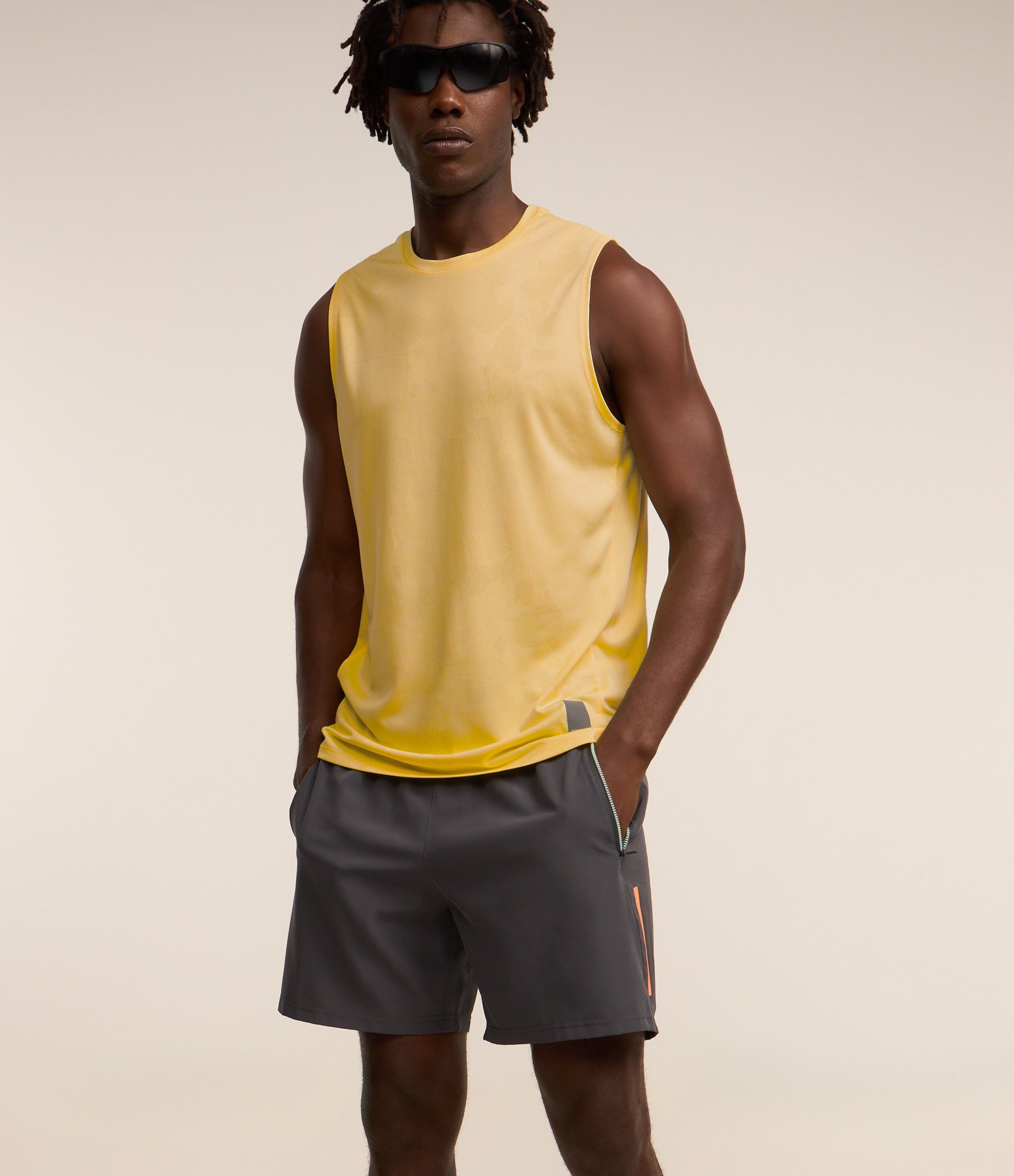 Bermuda Esportiva com Blocos de Cor e Bolsos com Zíper Cinza 5