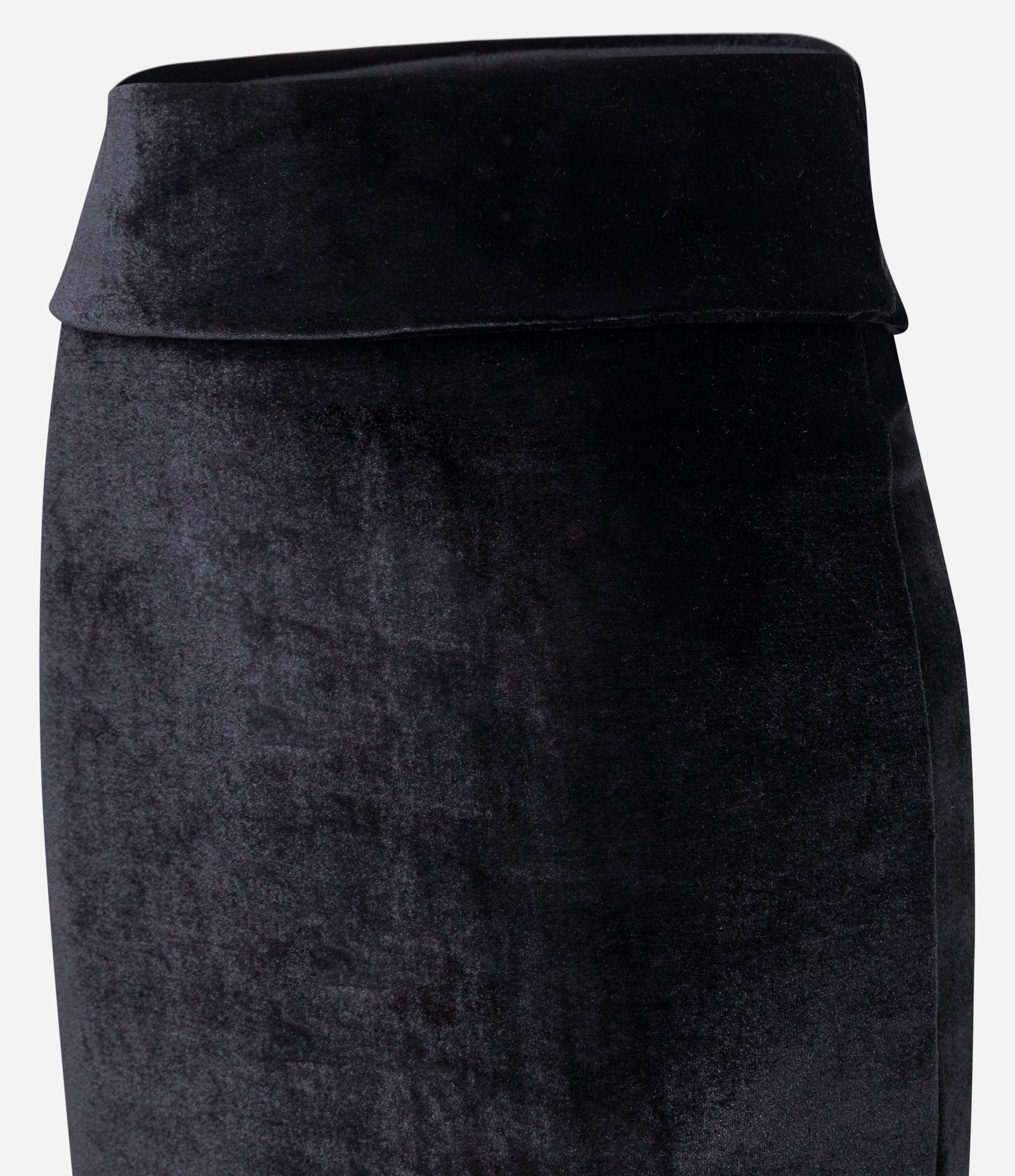 Saia Midi em Veludo com Dobradinho na Cintura e Fenda na Frente Preto 6