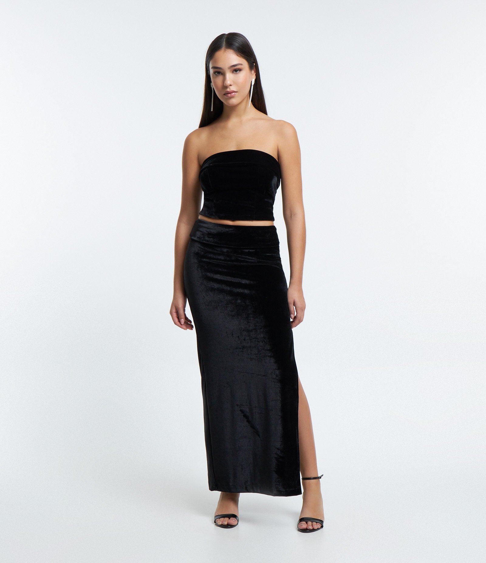 Saia Midi em Veludo com Dobradinho na Cintura e Fenda na Frente Preto 1