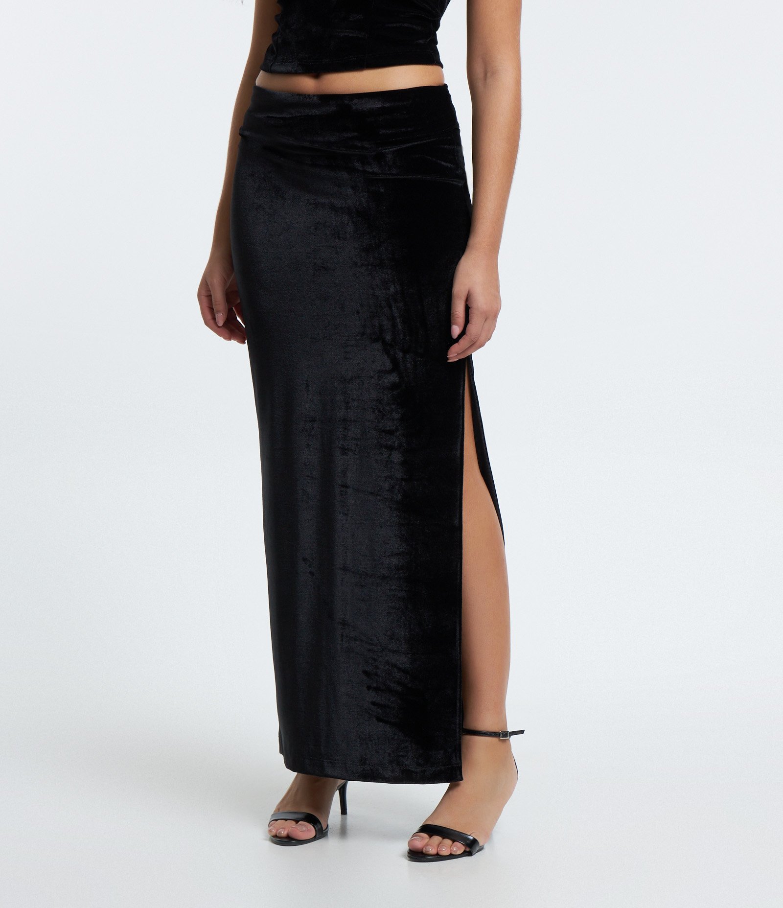 Saia Midi em Veludo com Dobradinho na Cintura e Fenda na Frente Preto 2