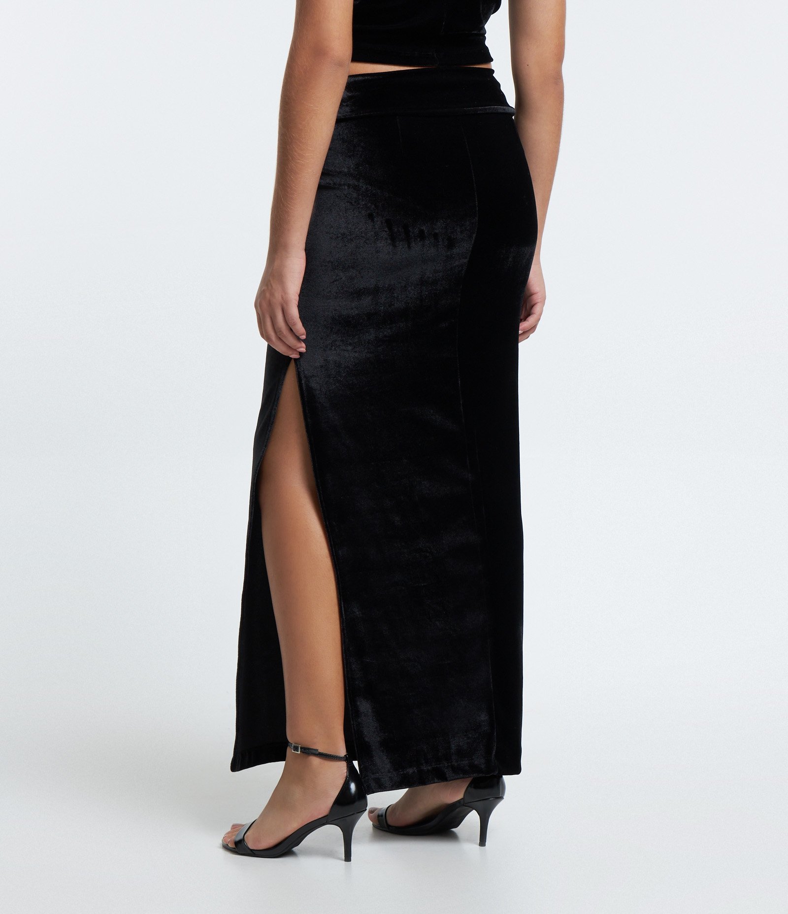 Saia Midi em Veludo com Dobradinho na Cintura e Fenda na Frente Preto 3