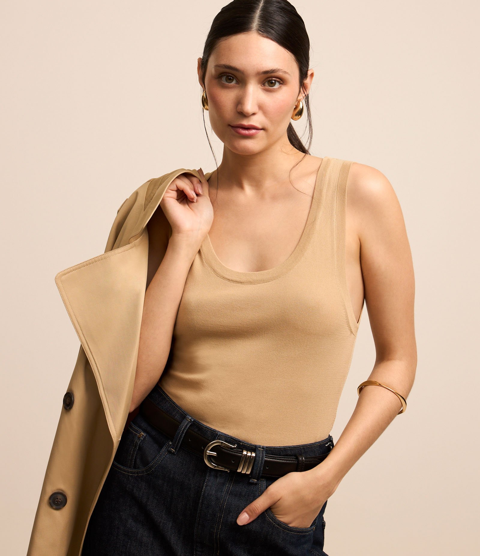 Blusa Sem Manga em Tricô Leve com Gola U 1