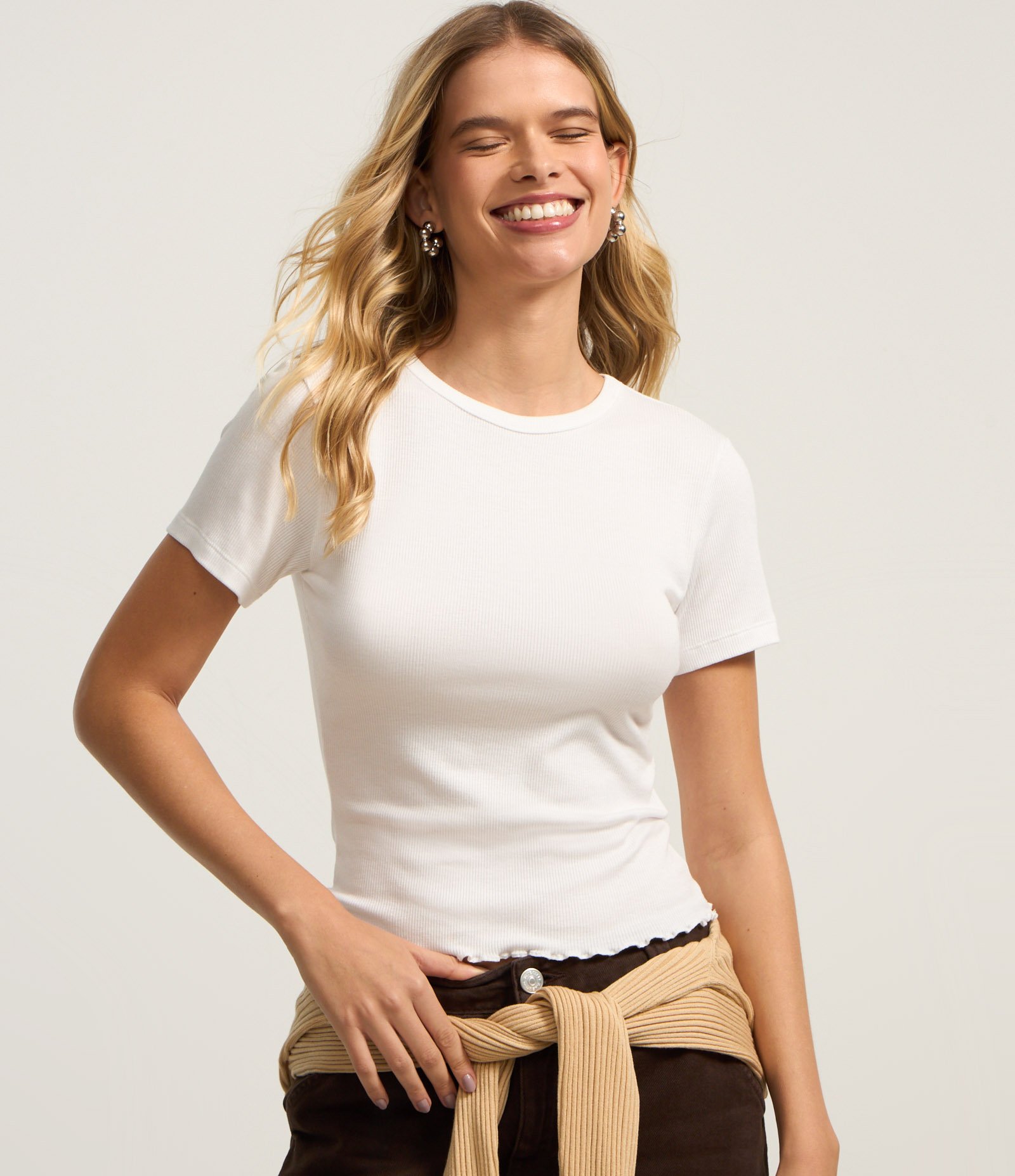 Blusa Básica Texturizada em Viscose com Acabamento Frufru Branco 3