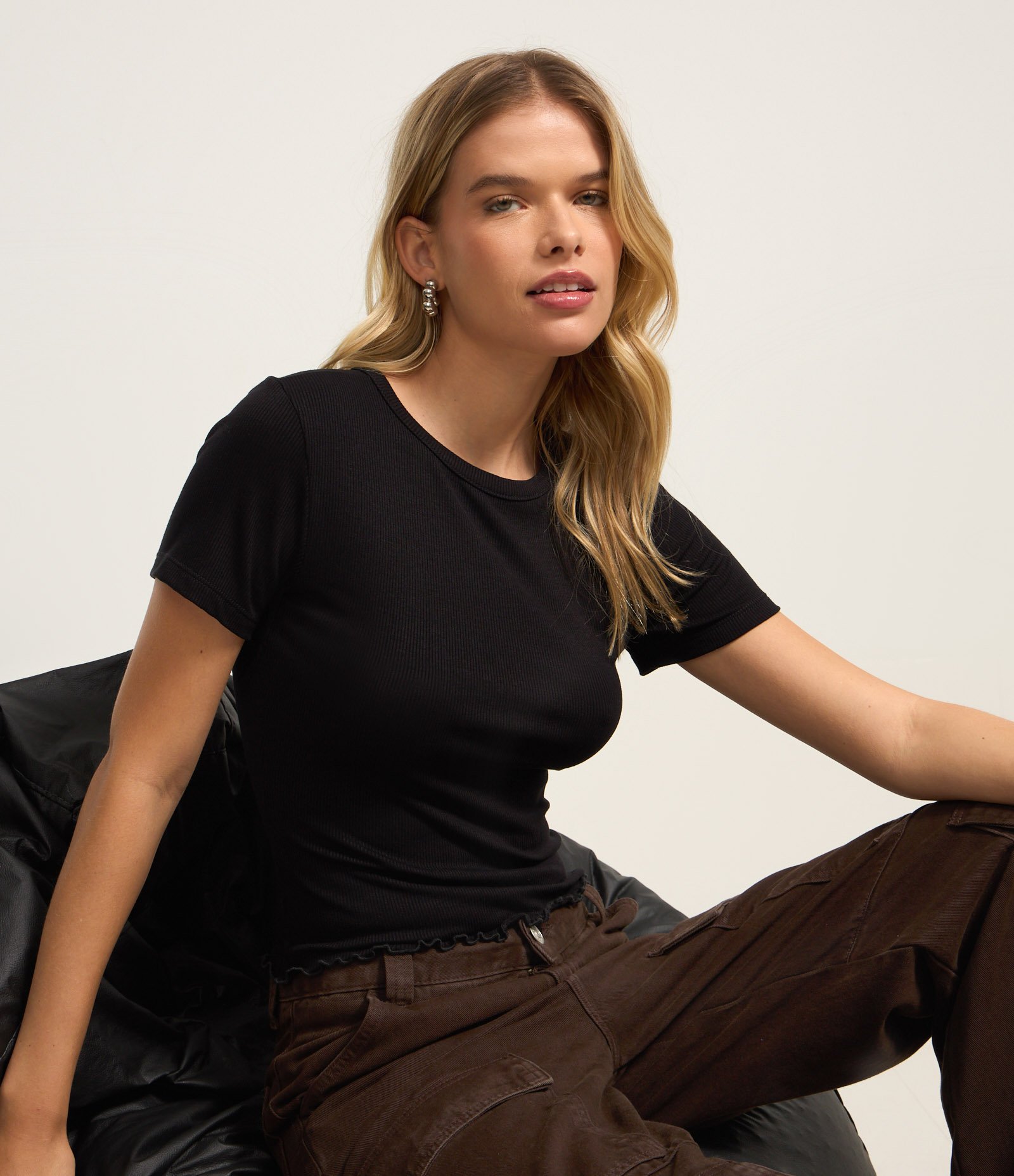 Blusa Básica Texturizada em Viscose com Acabamento Frufru Preto 1