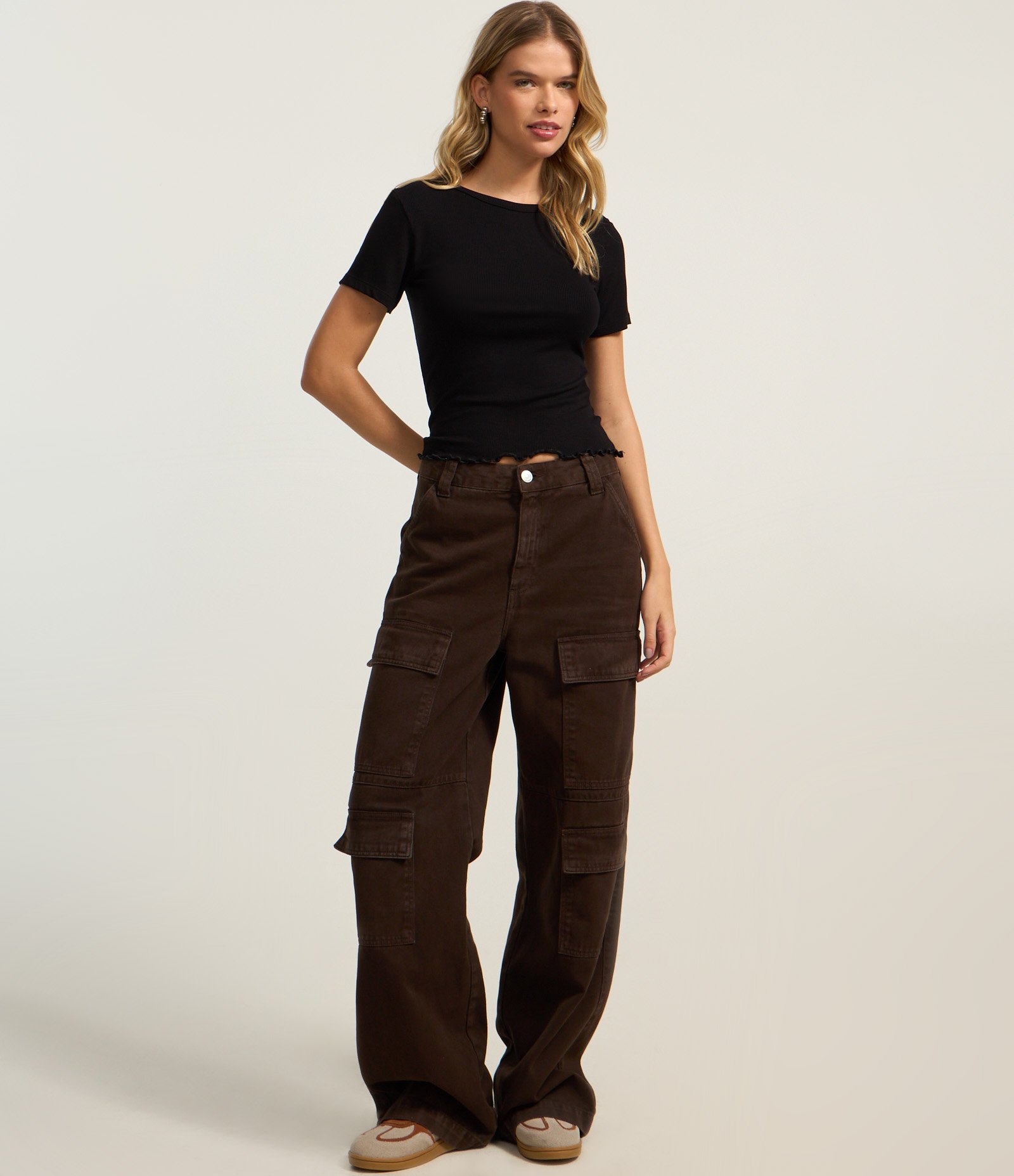 Blusa Básica Texturizada em Viscose com Acabamento Frufru Preto 2