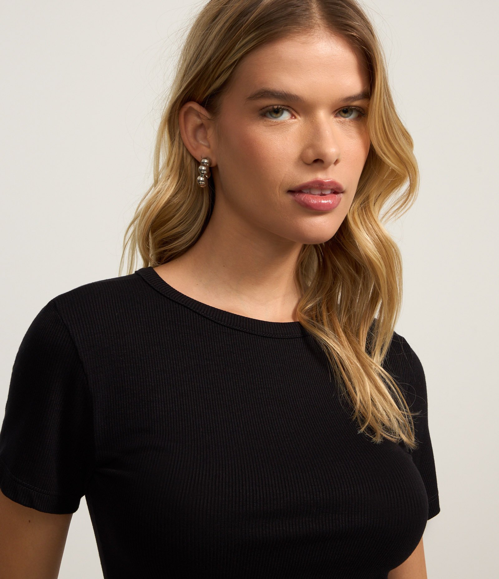 Blusa Básica Texturizada em Viscose com Acabamento Frufru Preto 3