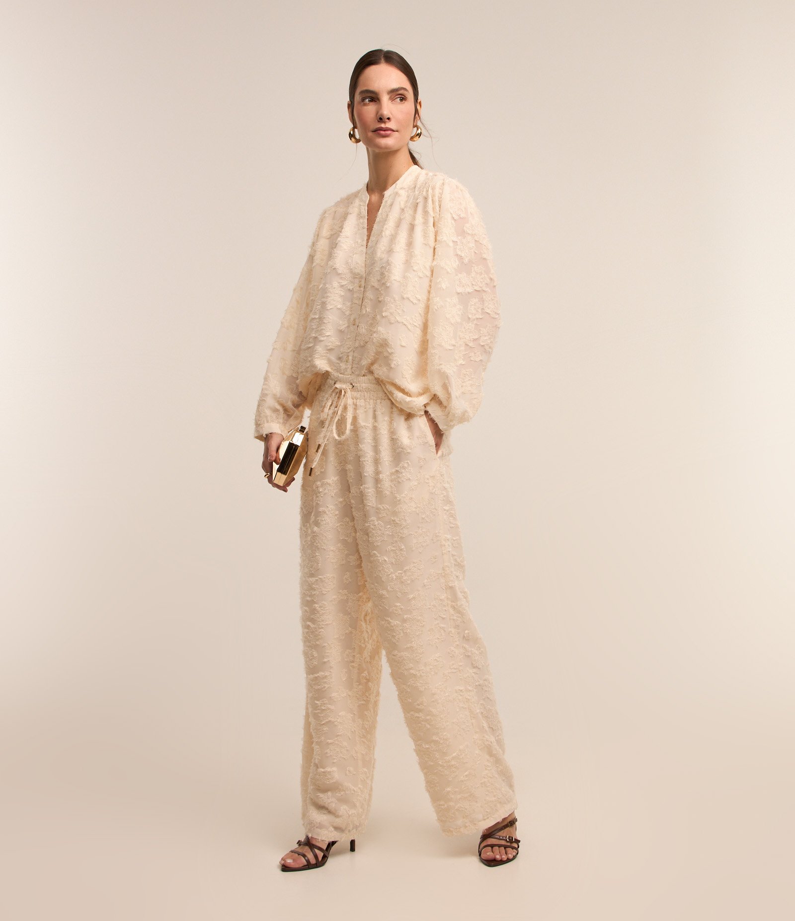 Calça Reta em Chiffon com Amarração no Cós e Texturas Off White 1