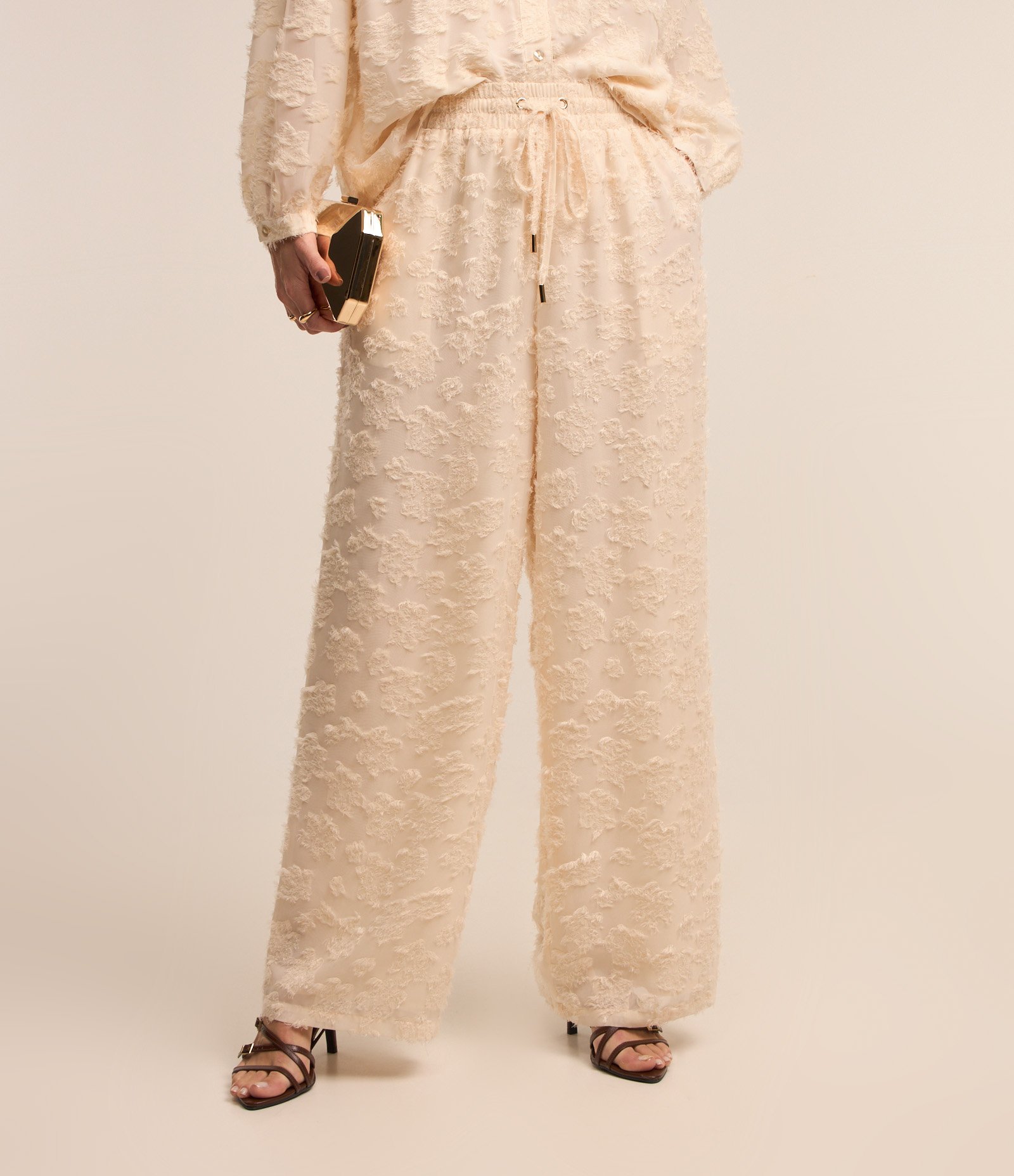 Calça Reta em Chiffon com Amarração no Cós e Texturas Off White 2