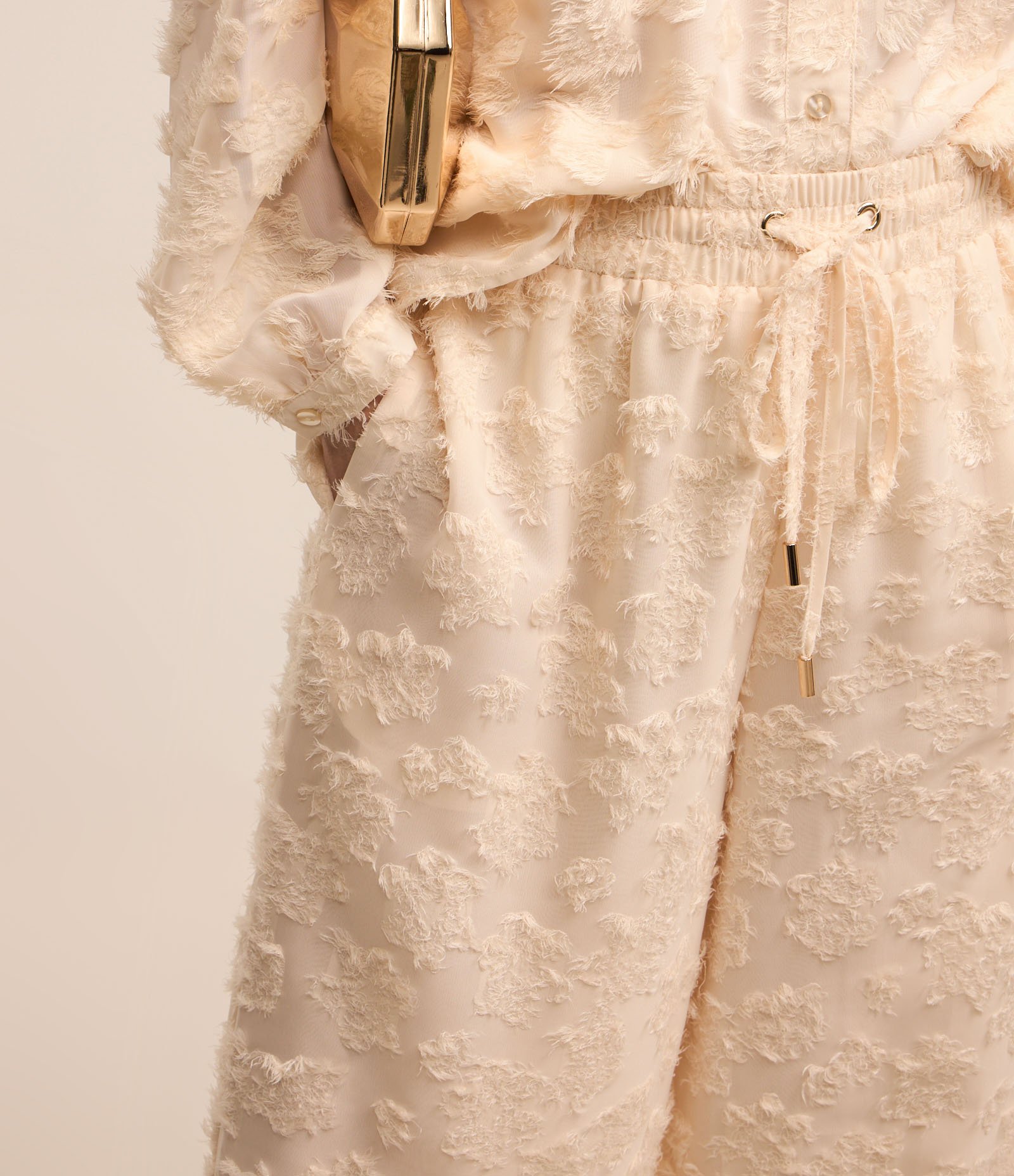 Calça Reta em Chiffon com Amarração no Cós e Texturas Off White 3