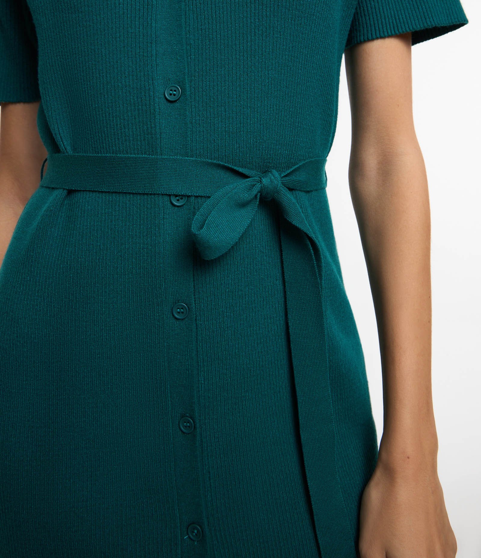 Vestido Midi em Viscose com Amarração na Cintura e Textura Canelada Verde 4