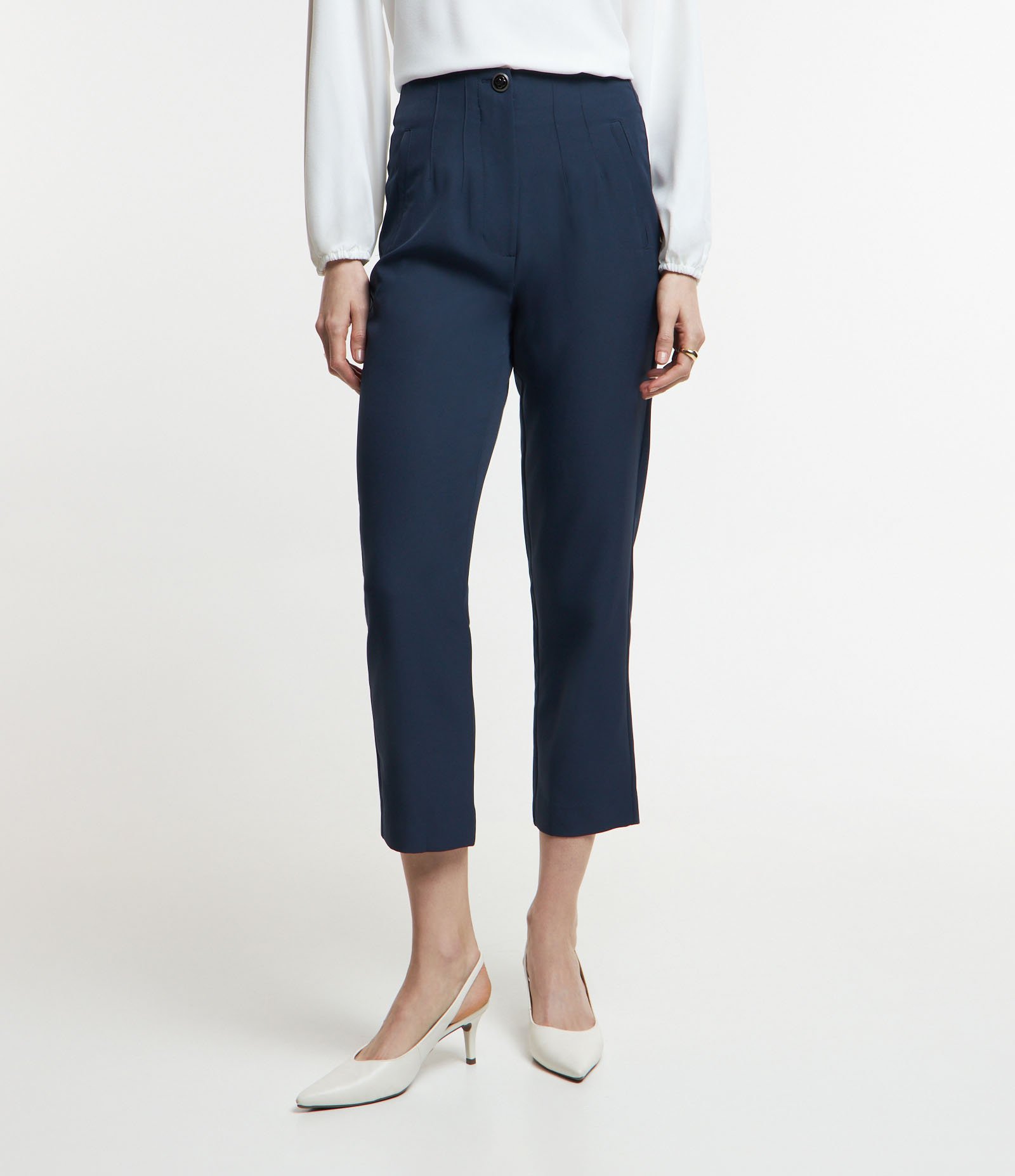 Calça Cenoura Alfaiatada com Botão Decorado no Cós Azul Marinho 2