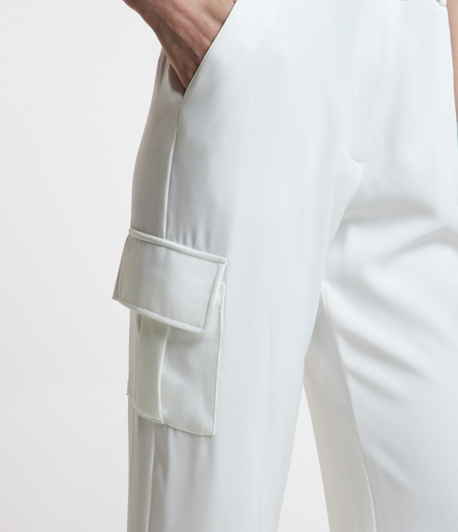 Calça Reta Alfaiatada em Crepe com Cinto e Bolsos Laterais Branco Neve 4
