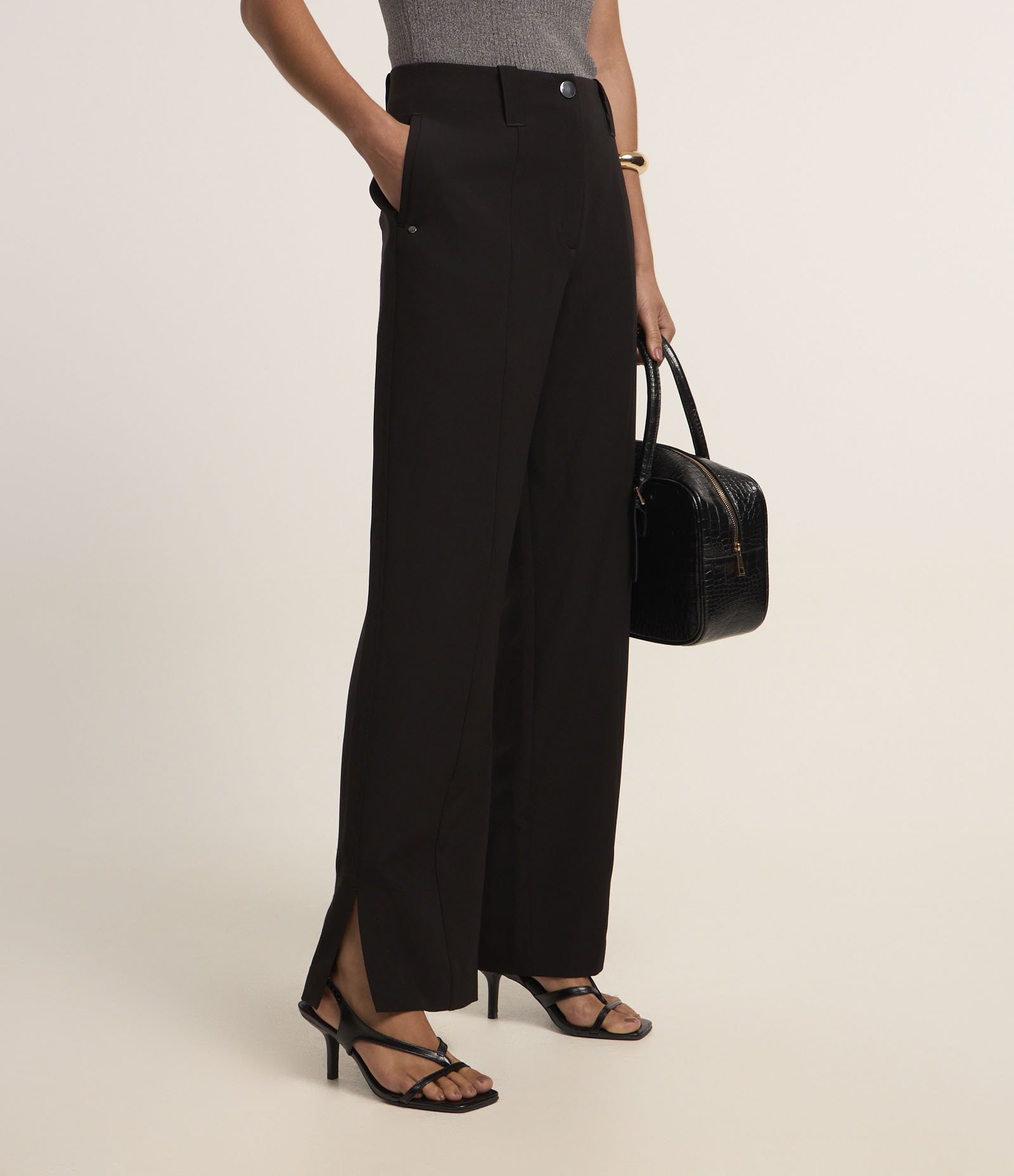 Calça Reta em Alfaiataria com Detalhe de Fenda Preto 3