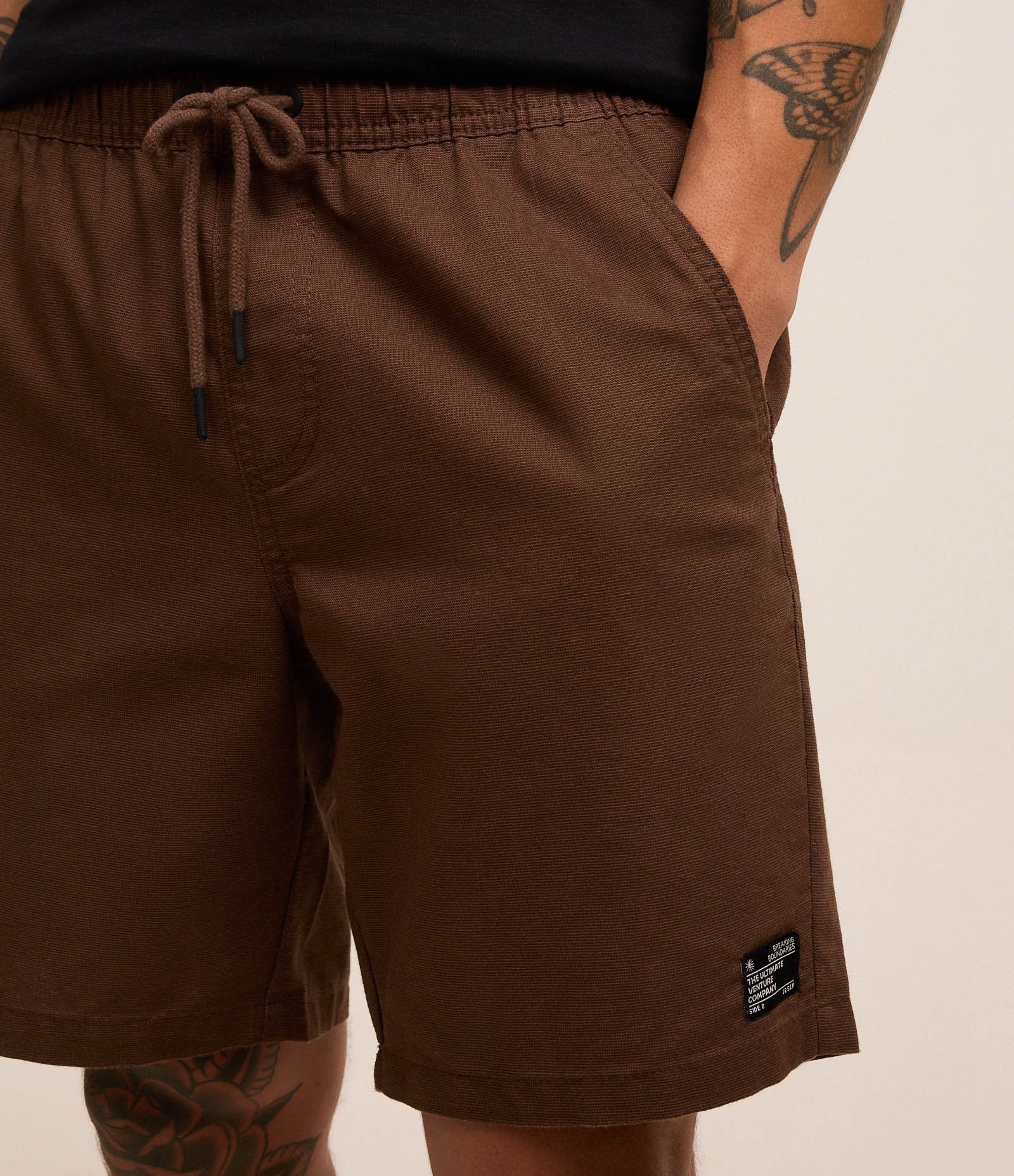 Bermuda Texturizada com Cós Elástico e Cordão para Ajuste Marrom 3